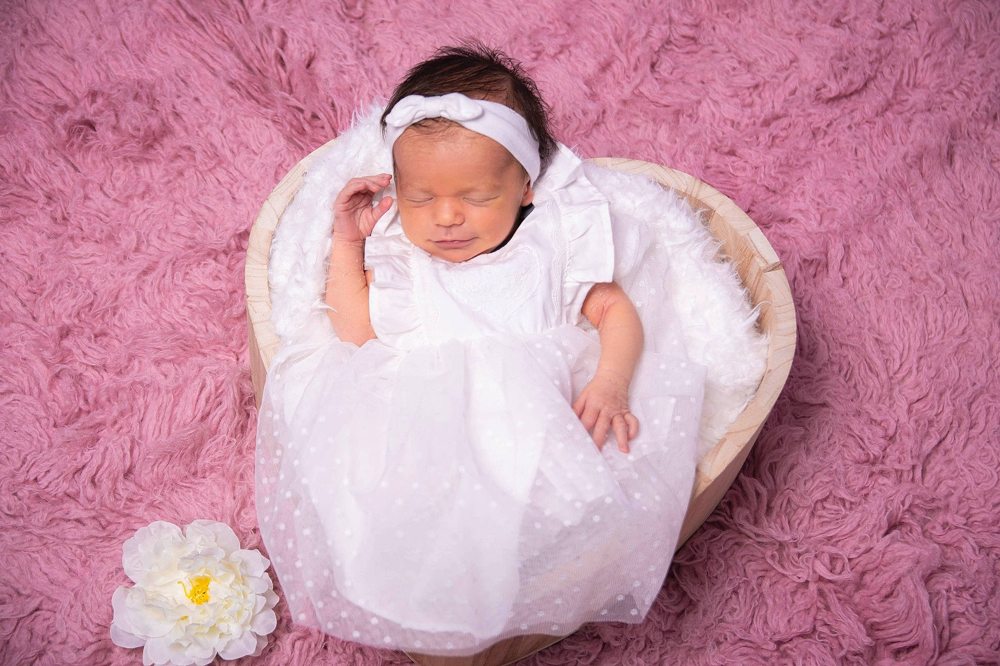 Luciana a rejoint le concours — aidez-le/la à gagner de superbes lots ! arm, baby, baby_toddler_clothing, beauty, bridal_accessory, comfort, dress, event, eye, flash_photography, flower, hand, happy, headgear, linens, magenta, person, petal, pink, sleeve