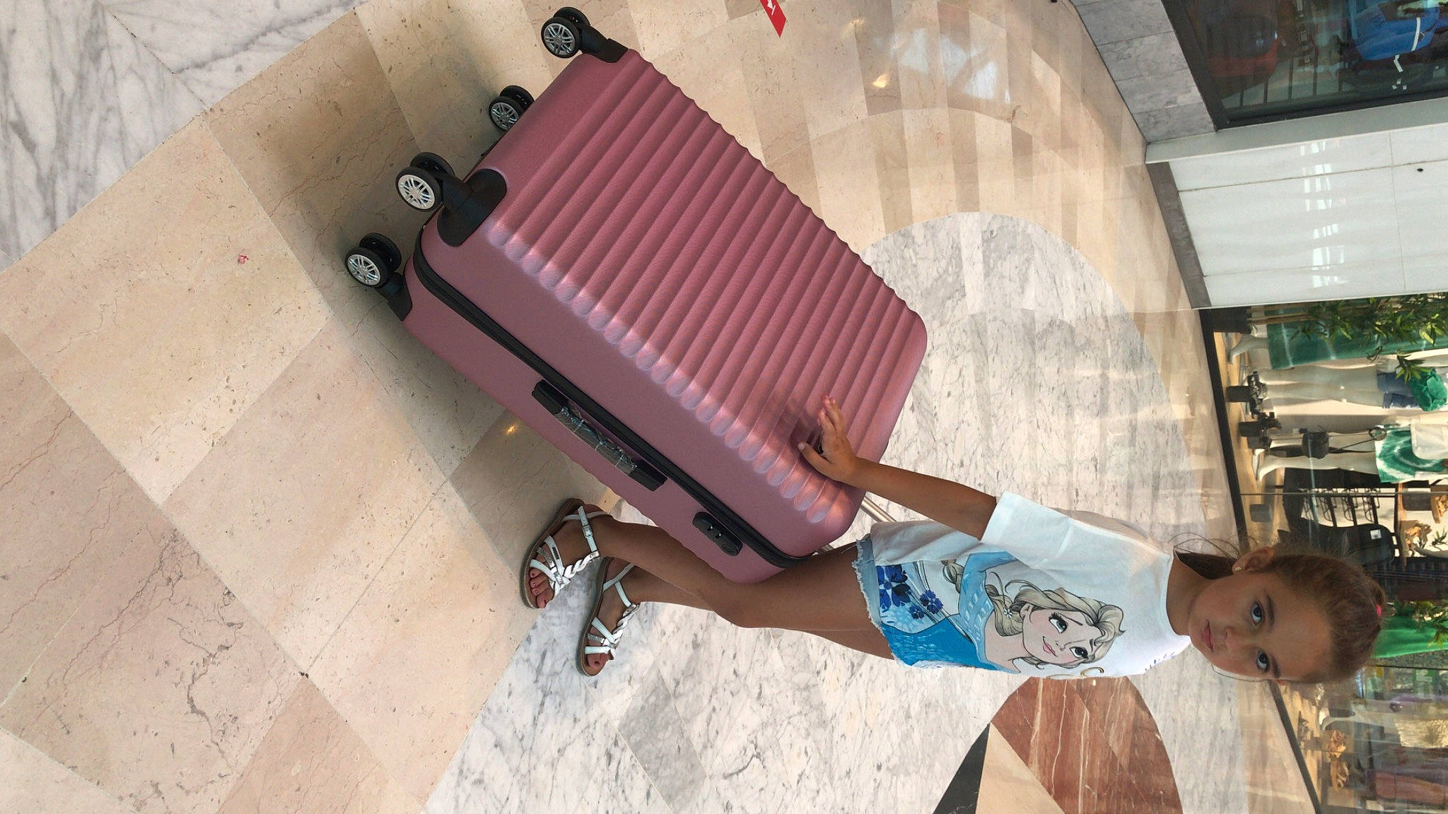 Farah a rejoint le concours — aidez-le/la à gagner de superbes lots ! auto_part, person