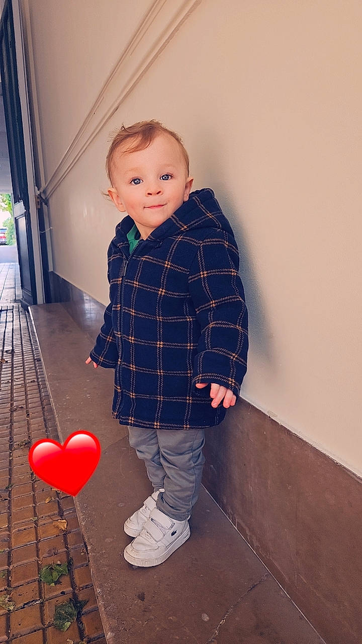 Maylan participe au concours pour gagner de l'argent avec cette photo : baby_toddler_clothing, balloon, clothing, dress_shirt, facial_expression, fashion, floor, flooring, fun, hairstyle, joint, knee, outerwear, person, plaid, shoulder, sleeve, tartan, textile, waist