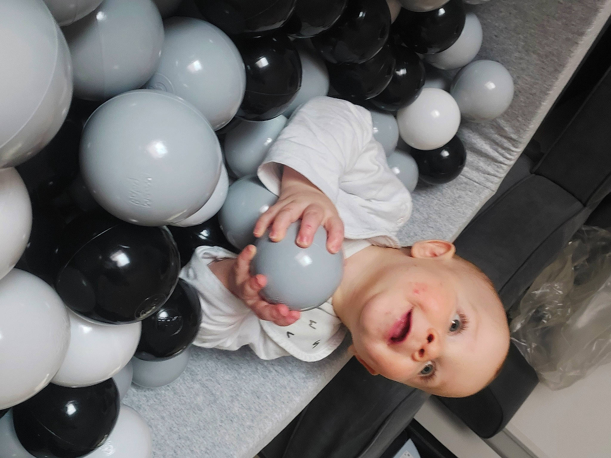 Maylan a rejoint le concours — aidez-le/la à gagner de superbes lots ! balloon, beauty, ceiling, child, circle, design, event, fashion, flash_photography, fun, gesture, hairstyle, human_body, joint, party_supply, person, product, room, toddler, toy