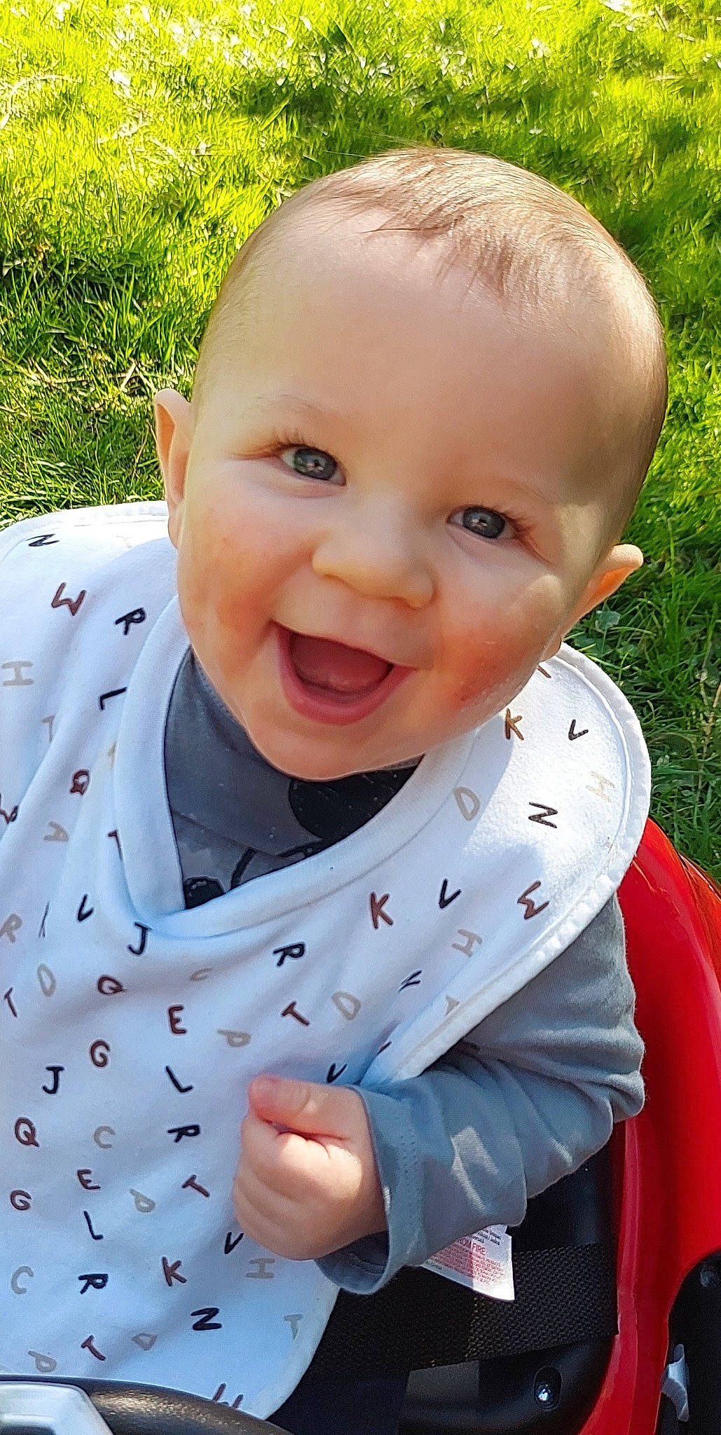 Maylan a rejoint le concours — aidez-le/la à gagner de superbes lots ! baby, baby_toddler_clothing, cheek, chin, eye, face, grass, happy, head, iris, joy, lip, mouth, nose, people_in_nature, person, pink, plant, skin, sleeve