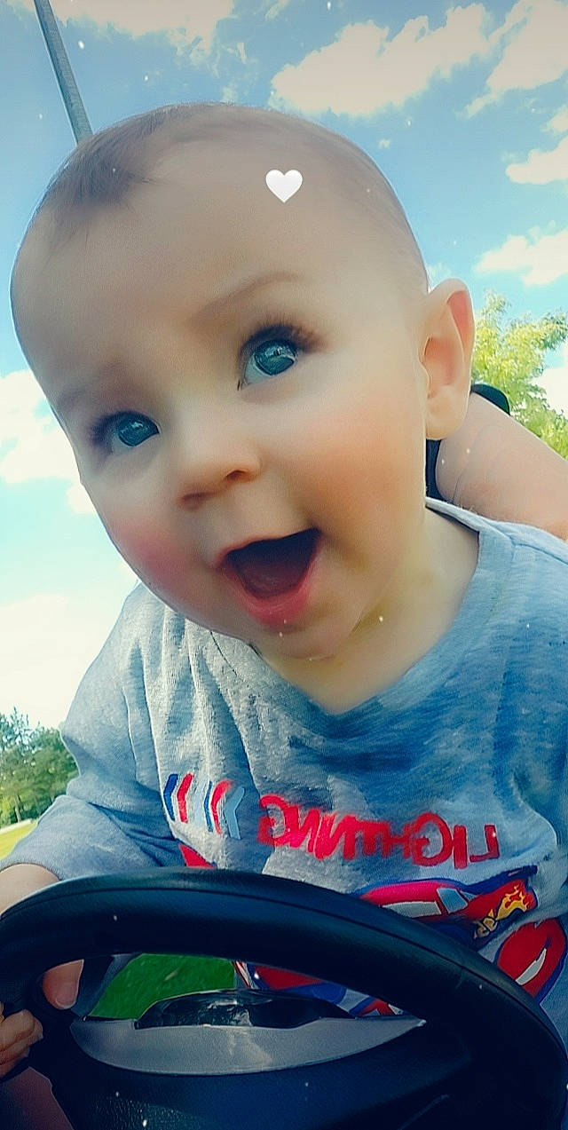 Maylan participe au concours pour gagner de l'argent avec cette photo : azure, cheek, chin, cloud, facial_expression, happy, iris, light, lip, mouth, neck, nose, organ, people_in_nature, person, plant, skin, sky, smile, sunlight