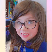 Chlea a rejoint le concours — aidez-le/la à gagner de superbes lots ! bangs, blond, brown_hair, cheek, chin, cool, eyebrow, eyewear, face, forehead, glasses, hair, hair_coloring, hairstyle, head, lip, nose, selfie, smile, vision_care