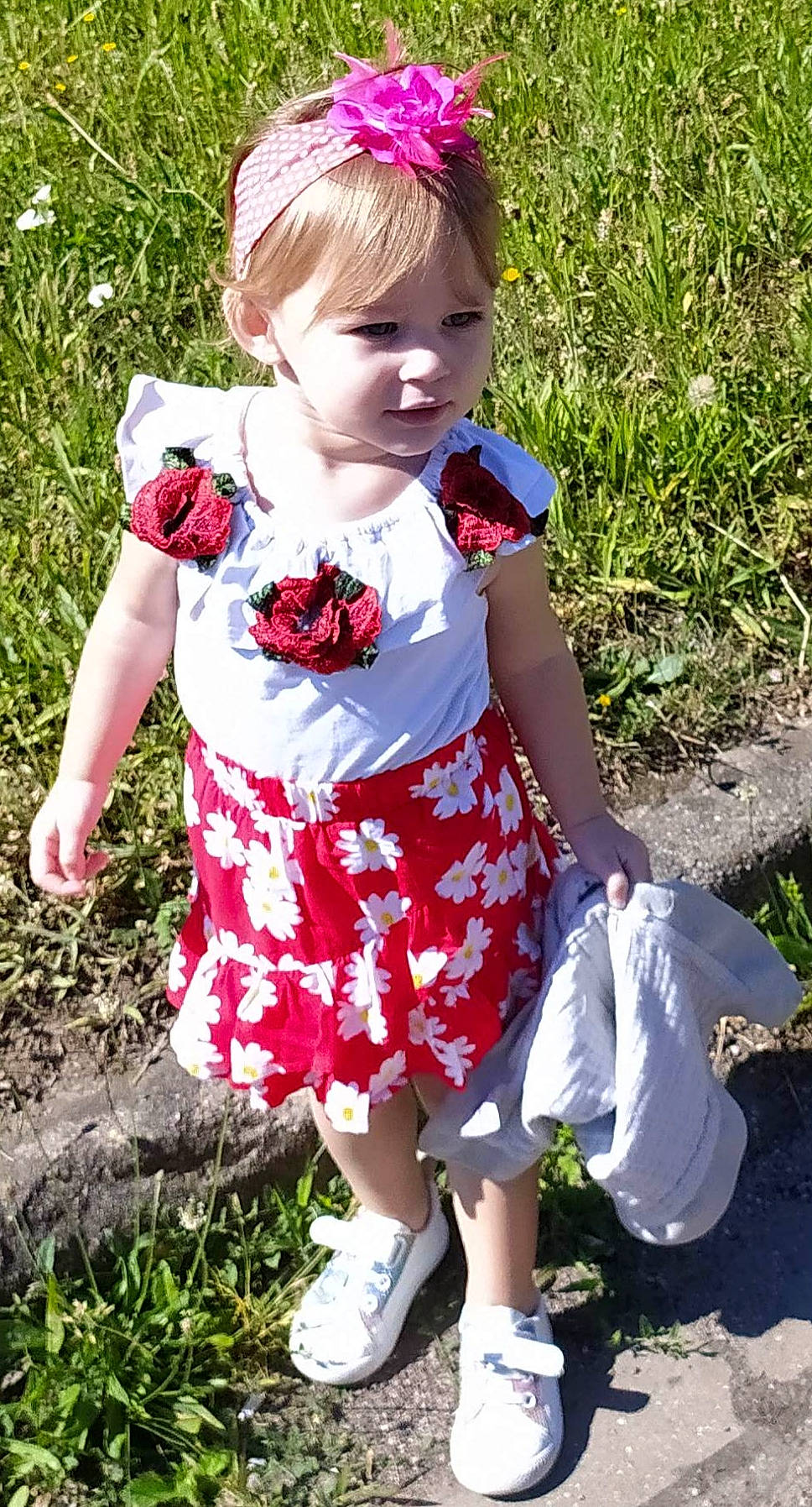 Lucie a rejoint le concours — aidez-le/la à gagner de superbes lots ! child, clothing, costume, dress, flower, pattern, person, pink, plant, play, summer, textile, toddler