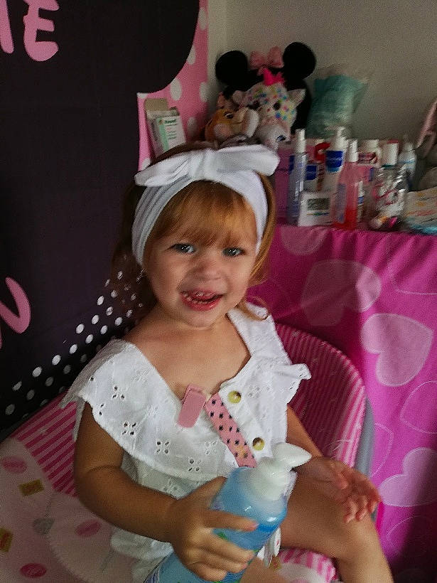 Lucie a rejoint le concours — aidez-le/la à gagner de superbes lots ! birthday, child, ear, party, party_hat, party_supply, person, pink, toddler