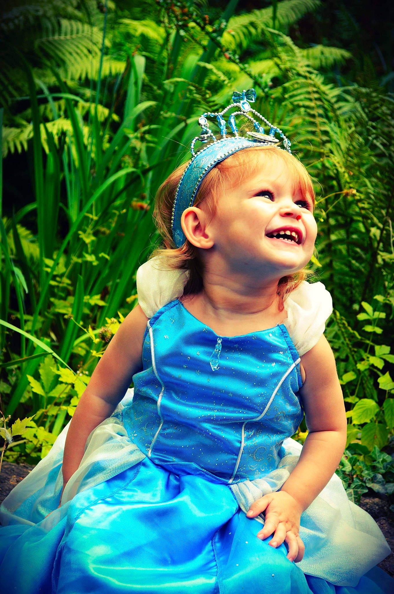Lucie participe au concours pour gagner de l'argent avec cette photo : baby, blue, child, child_model, dress, fashion_accessory, fun, grass, green, hair_accessory, happy, headband, headgear, headpiece, person, photo_shoot, photography, pink, smile, summer