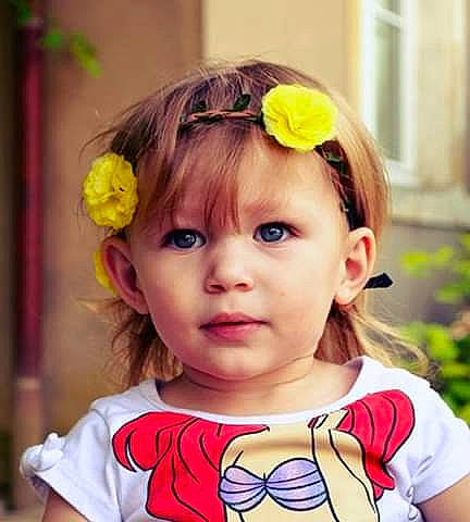 Lucie participe au concours pour gagner de l'argent avec cette photo : baby, beauty, brown_hair, cheek, child, child_model, ear, face, fashion_accessory, forehead, hair, hair_accessory, hairstyle, head, headband, headgear, lip, neck, person, toddler