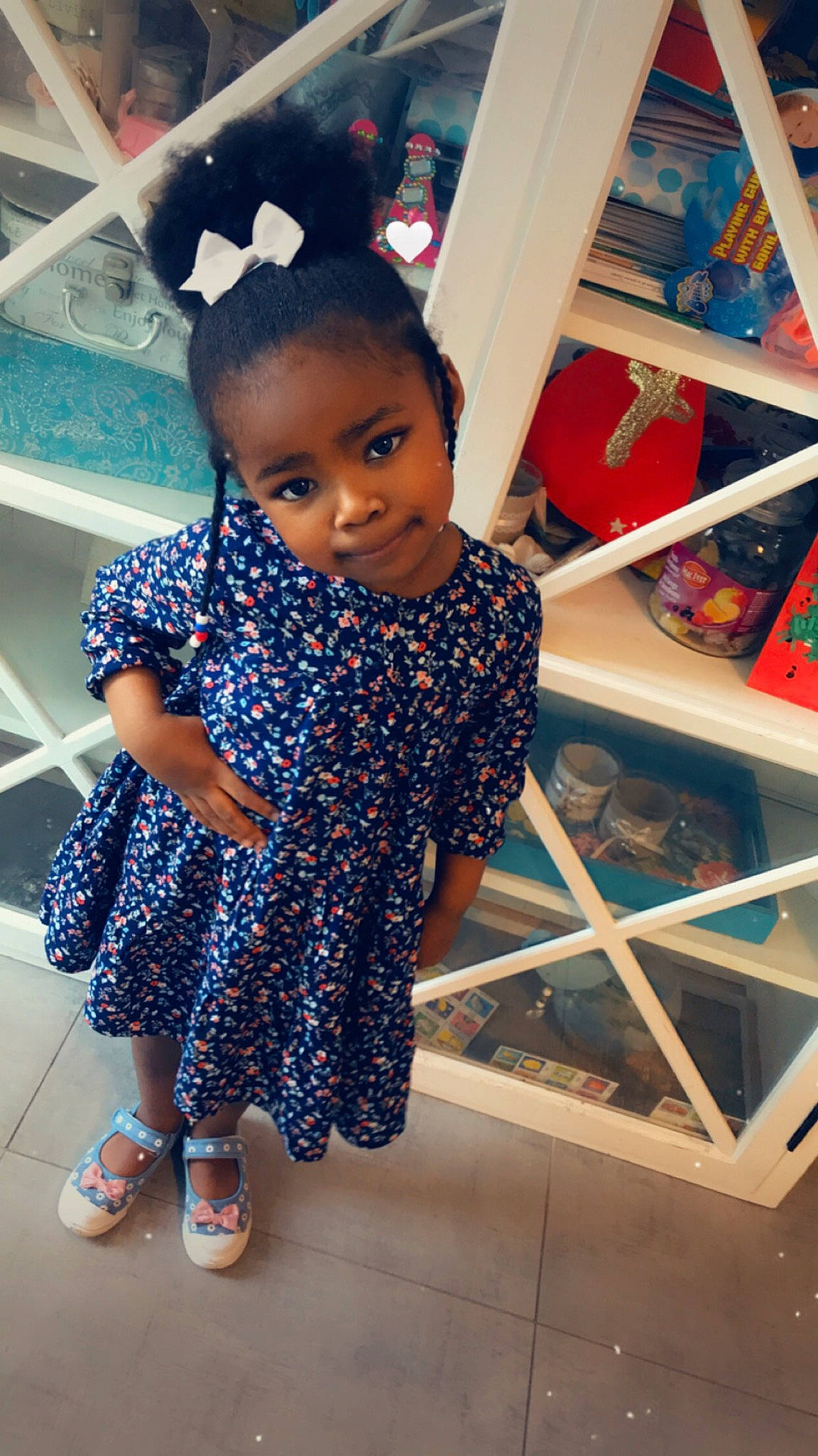 Inayah participe au concours pour gagner de l'argent avec cette photo : beauty, blue, child, electric_blue, fashion_design, flooring, fun, happy, human_leg, leisure, magenta, pattern, person, red, sandal, shoulder, skin, standing, t_shirt, thigh