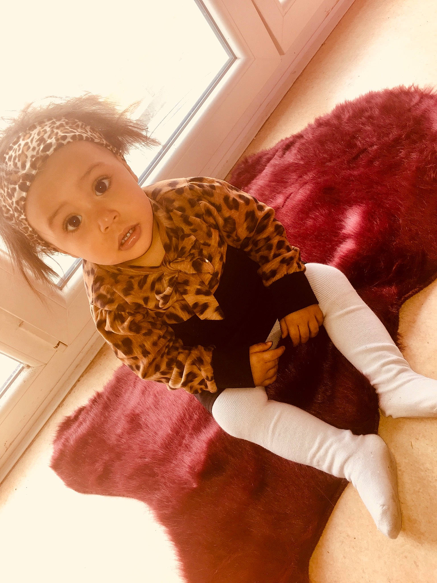 Léana a rejoint le concours — aidez-le/la à gagner de superbes lots ! brown_hair, child, ear, fur, long_hair, neck, person, pink, selfie, shoulder, skin, stuffed_toy, surprise, textile, toddler, toy