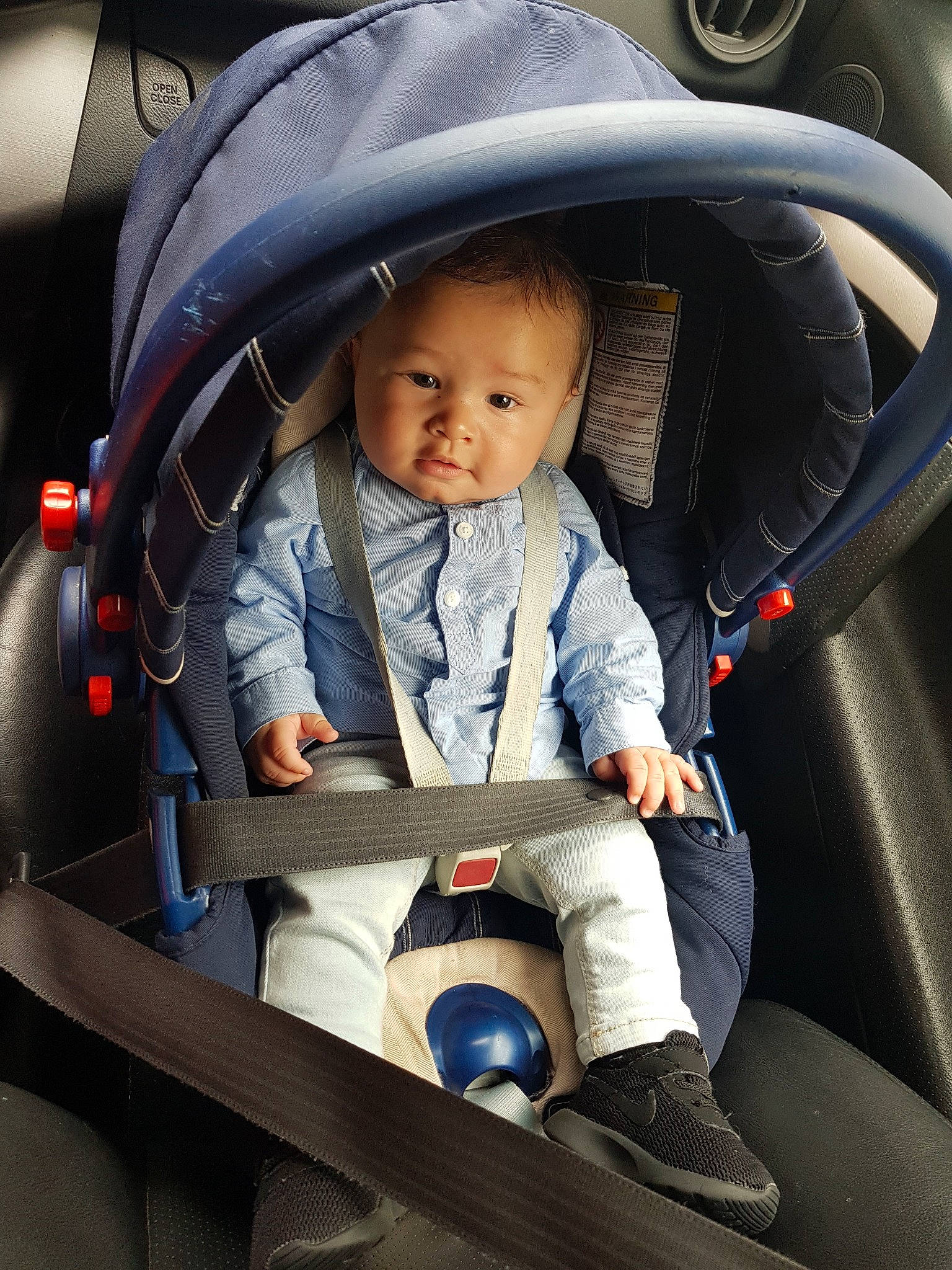 Bilel participe au concours pour gagner de l'argent avec cette photo : auto_part, baby_carriage, baby_in_car_seat, baby_products, car_seat, car_seat_cover, child, family_car, person, product, steering_wheel, toddler, vehicle