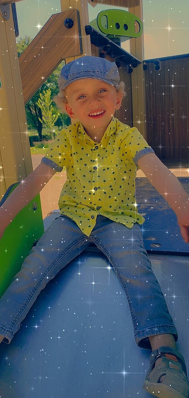 Camron a rejoint le concours — aidez-le/la à gagner de superbes lots ! beauty, cap, child, cool, electric_blue, facial_expression, fun, hairstyle, happy, hat, headwear, joy, leisure, magenta, party_supply, pattern, person, photograph, pink, purple