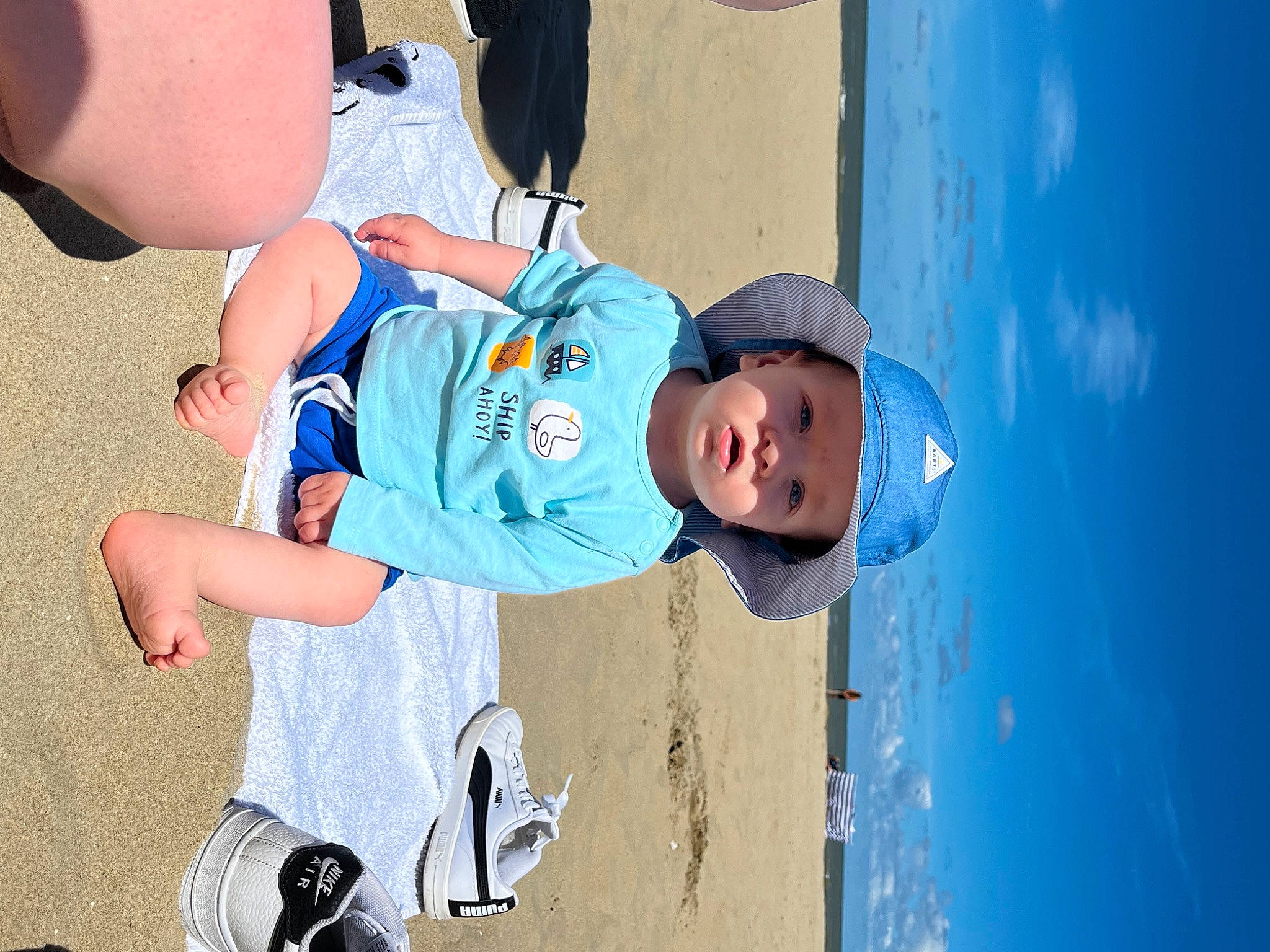 Adaan a rejoint le concours — aidez-le/la à gagner de superbes lots ! arm, azure, baby_toddler_clothing, baseball_cap, blue, cap, child, elbow, electric_blue, fun, gesture, happy, hat, headwear, leisure, person, recreation, sky, smile, t_shirt