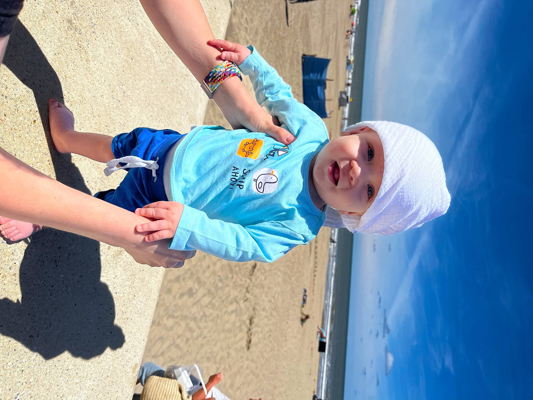 Adaan participe au concours pour gagner de l'argent avec cette photo : baseball_cap, blue, calf, electric_blue, event, fun, gesture, happy, hat, headwear, human_leg, leisure, person, play, recreation, sandal, shorts, sky, soil, t_shirt