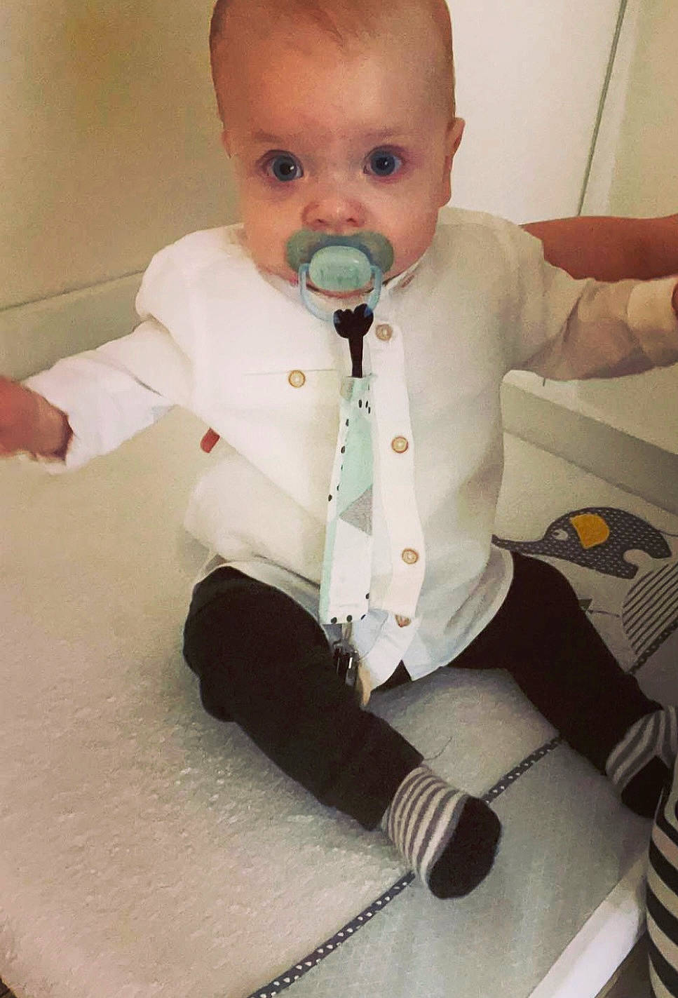 Adaan a rejoint le concours — aidez-le/la à gagner de superbes lots ! baby, baby_products, baby_toddler_clothing, blazer, cheek, child, collar, dress_shirt, eye, eyebrow, eyelash, formal_wear, head, iris, lip, nose, person, sitting, skin, sleeve