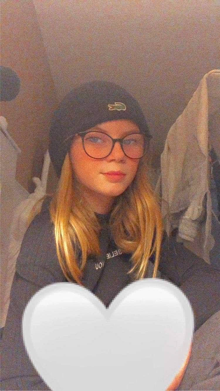 Célia a rejoint le concours — aidez-le/la à gagner de superbes lots ! balloon, baseball_cap, beauty, black_hair, brown_hair, cap, cool, eyebrow, eyewear, glasses, hairstyle, headgear, headwear, heart, lip, long_hair, love, organ, person, selfie