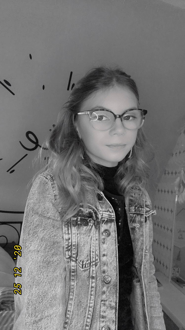 Célia a rejoint le concours — aidez-le/la à gagner de superbes lots ! beauty, black_hair, clothing, cool, denim, eyebrow, eyewear, fashion, glasses, hairstyle, jacket, leather, lip, monochrome, outerwear, person, street_fashion, style, textile, vision_care