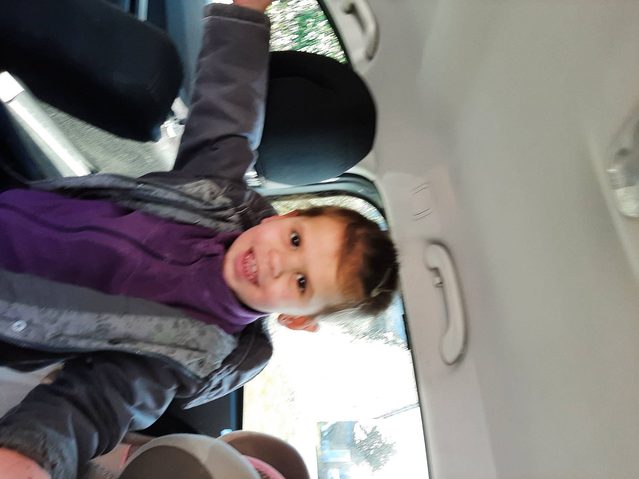 Yaël a rejoint le concours — aidez-le/la à gagner de superbes lots ! auto_part, automotive_design, automotive_exterior, automotive_wheel_system, automotive_window_part, baby, baby_carriage, baby_products, car_seat, comfort, family_car, joy, luxury_vehicle, motor_vehicle, passenger, person, smile, toddler, tree, vehicle