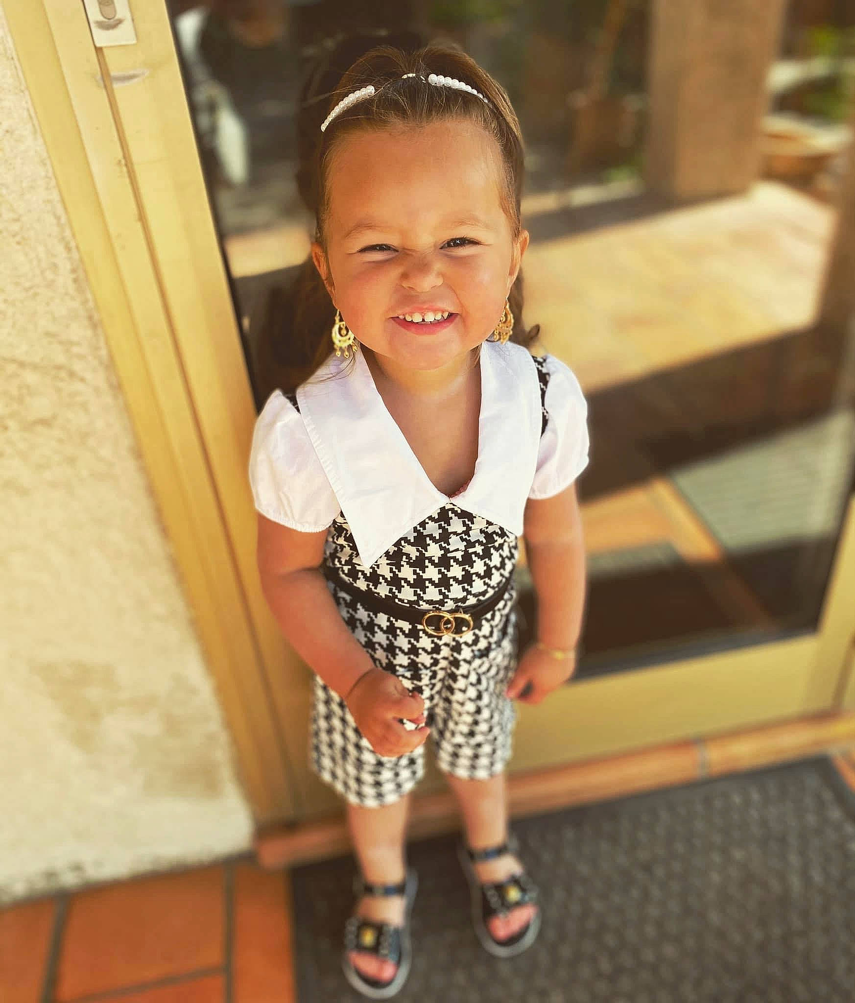 Kelya participe au concours pour gagner de l'argent avec cette photo : baby_toddler_clothing, eye, face, flash_photography, footwear, fun, goggles, hair, happy, head, human_body, joy, neck, person, shorts, skin, sleeve, smile, sunglasses, t_shirt