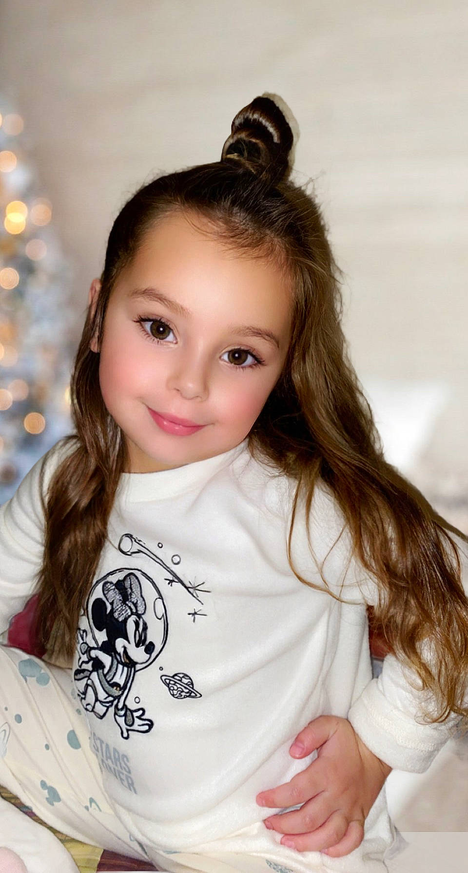 Kelya participe au concours pour gagner de l'argent avec cette photo : black_hair, blond, brown_hair, cheek, chin, eyebrow, eyelash, fashion_accessory, flash_photography, hair, happy, iris, jewellery, joy, lip, long_hair, person, skin, sleeve, smile