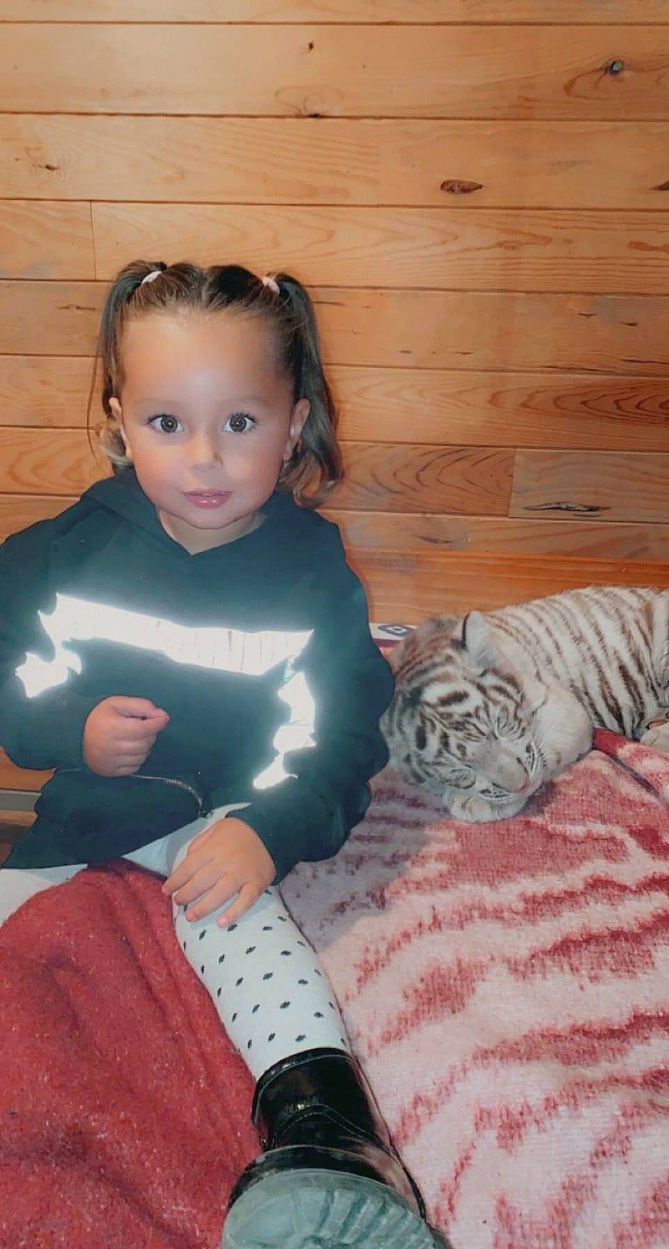 Kelya participe au concours pour gagner de l'argent avec cette photo : audio_equipment, baby_toddler_clothing, child, comfort, companion_dog, felidae, fun, fur, human_leg, knee, lap, linens, pattern, person, room, sitting, sleeve, small_to_medium_sized_cats, sock, toddler