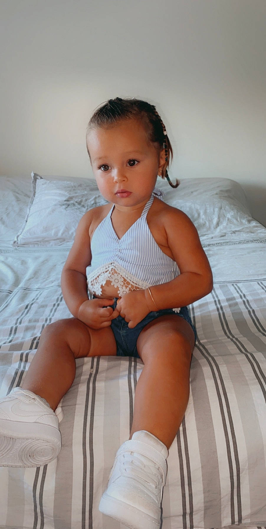 Kelya a rejoint le concours — aidez-le/la à gagner de superbes lots ! baby, baby_toddler_clothing, child, human_leg, knee, leg, person, sitting, skin, thigh, toddler