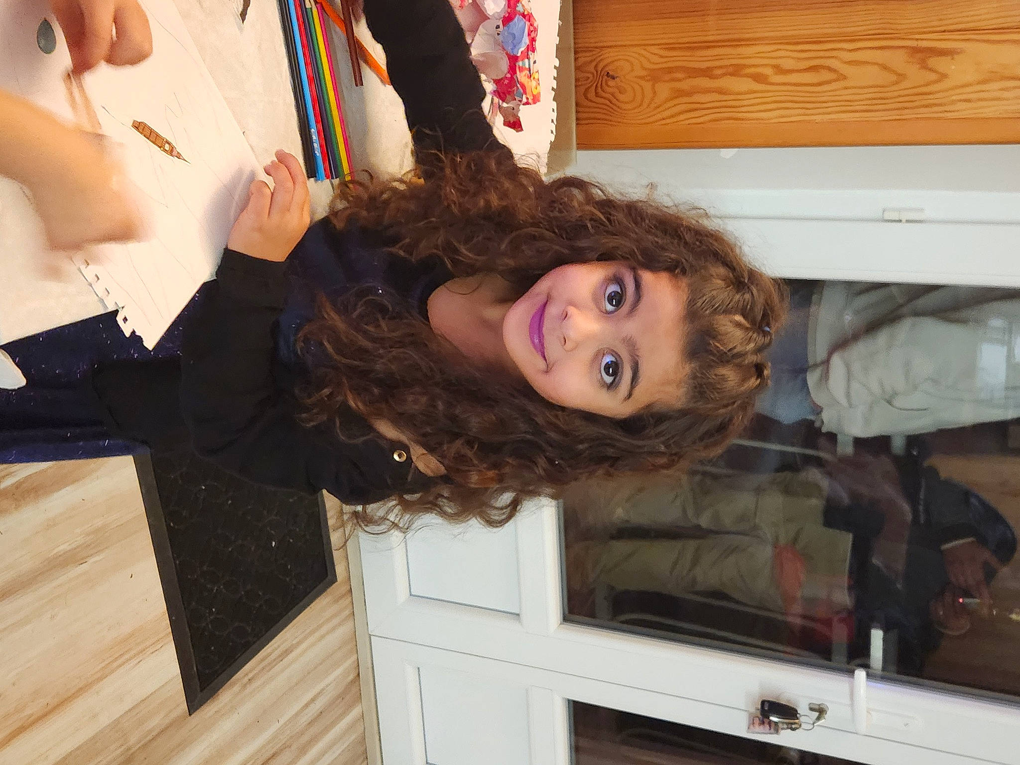 Gladys a rejoint le concours — aidez-le/la à gagner de superbes lots ! bangs, cabinetry, child, door, drawer, fashion_design, flooring, fun, fur, gesture, happy, hardwood, joy, kitchen, kitchen_appliance, long_hair, person, room, smile, under_exposed