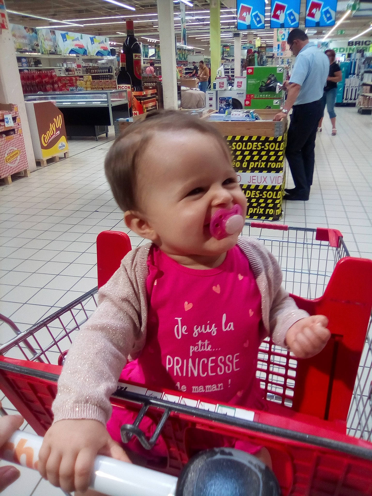 Dayanna participe au concours pour gagner de l'argent avec cette photo : baby, business, cart, child, grocery_store, joy, person, retail, shopping, shopping_cart, supermarket, toddler, vacation, vehicle