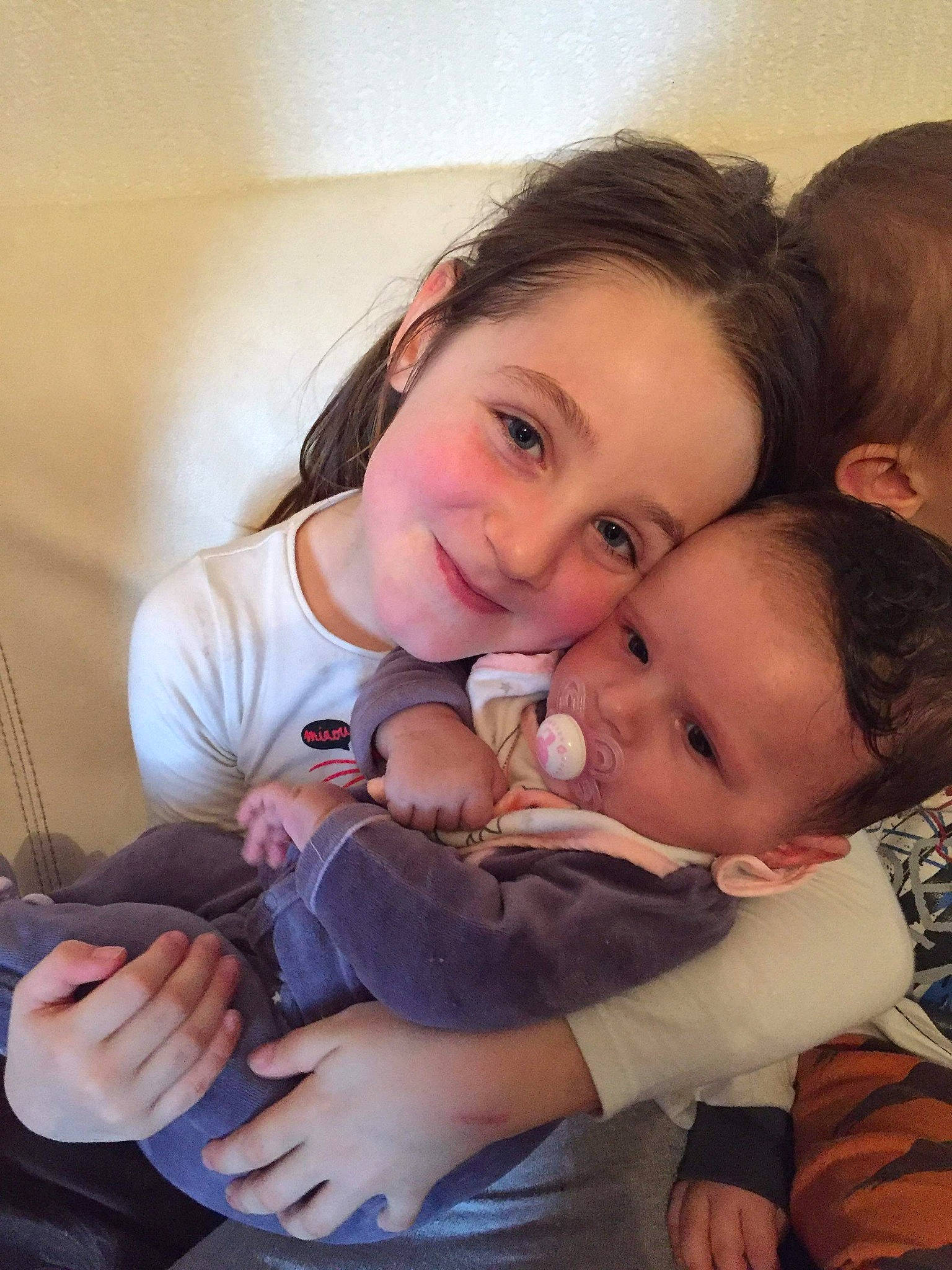 Aurelie participe au concours pour gagner de l'argent avec cette photo : baby, birth, cheek, child, daughter, happy, joy, mother, person, sibling, skin, smile, thumb, toddler