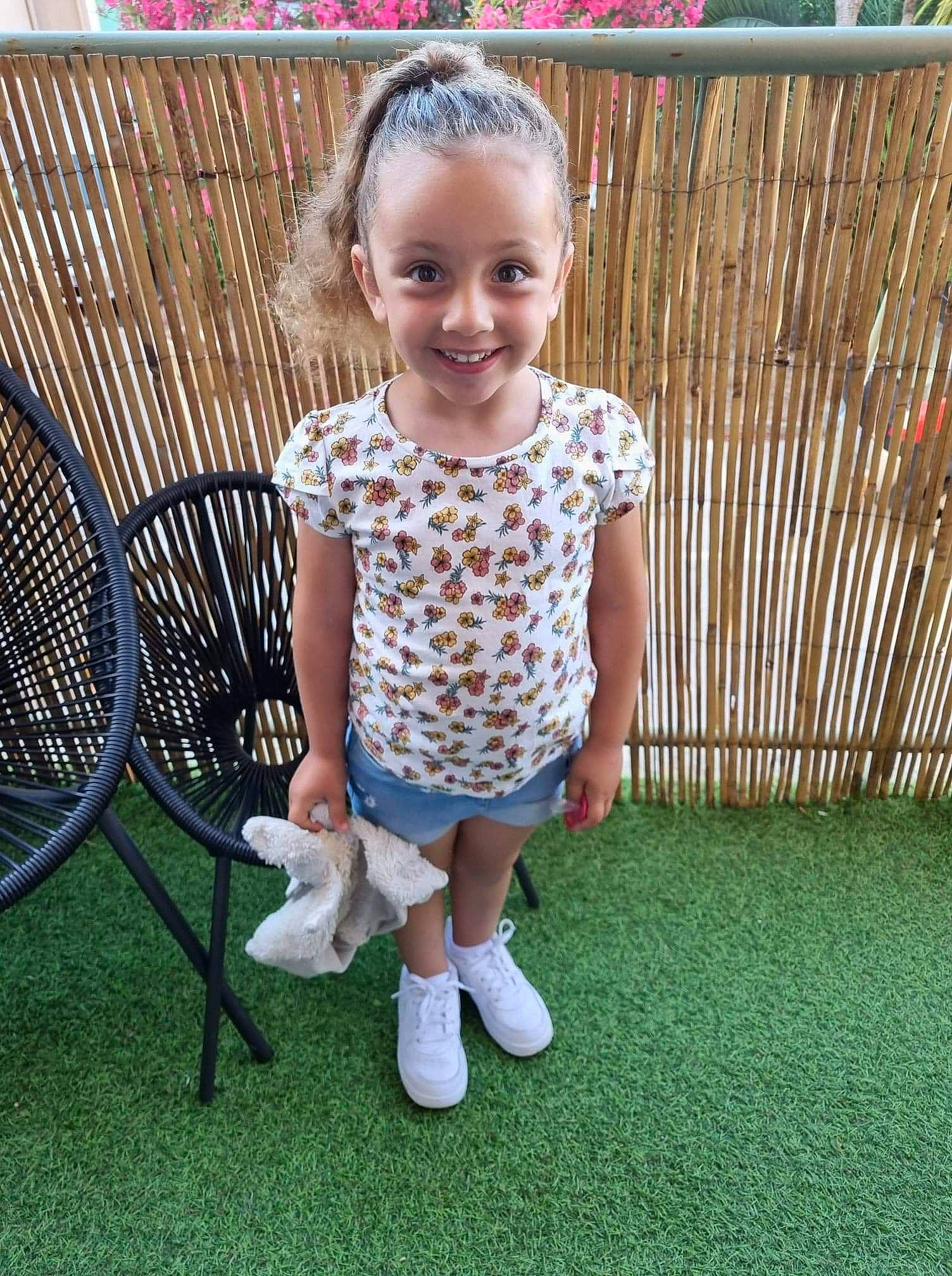 Margaux a rejoint le concours — aidez-le/la à gagner de superbes lots ! baby_toddler_clothing, beauty, chair, child, fun, grass, hairstyle, happy, human_leg, joy, knee, leisure, outdoor_furniture, pattern, person, recreation, sleeve, smile, sneakers, sock