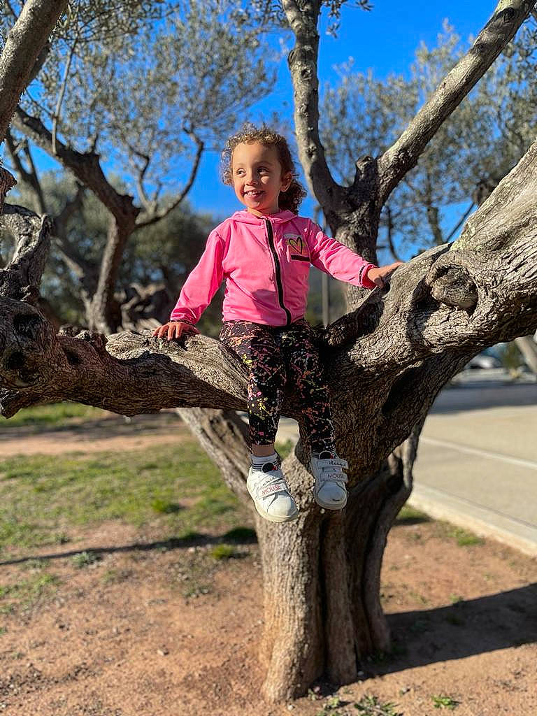 Margaux participe au concours pour gagner de l'argent avec cette photo : branch, fun, grass, happy, jacket, jeans, joy, leg, leisure, people_in_nature, person, plant, recreation, sky, smile, soil, toddler, tree, trunk, twig