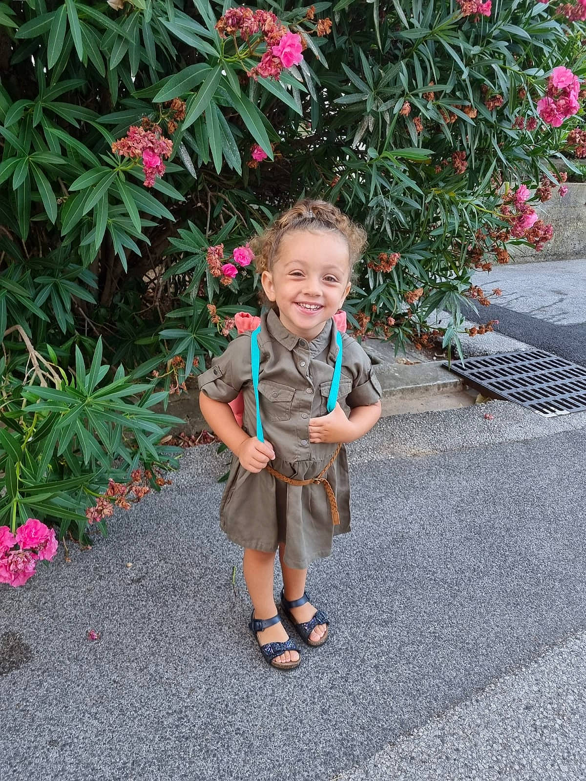 Margaux participe au concours pour gagner de l'argent avec cette photo : annual_plant, baby_toddler_clothing, botany, face, flower, flowering_plant, fun, grass, groundcover, happy, joy, leaf, leisure, people_in_nature, person, petal, pink, plant, shrub, smile