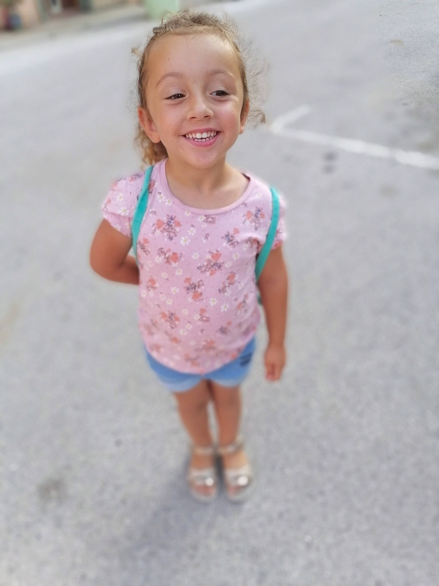 Margaux a rejoint le concours — aidez-le/la à gagner de superbes lots ! asphalt, eye, face, footwear, gesture, grass, hair, happy, head, human_body, joy, person, recreation, shorts, shoulder, sleeve, smile, street_fashion, summer, t_shirt