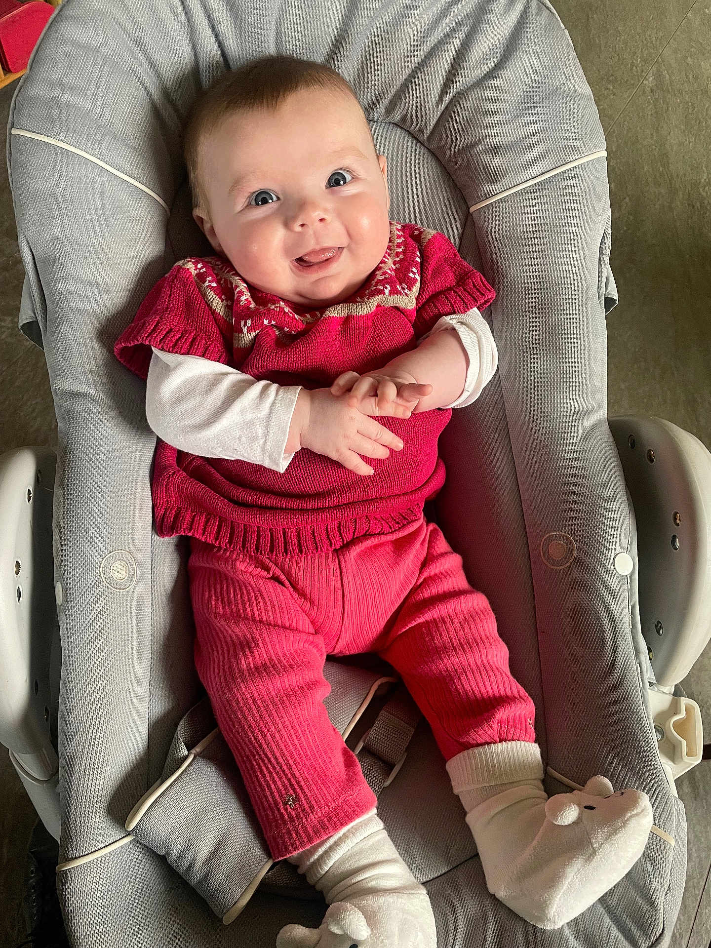 Olivia participe au concours pour gagner de l'argent avec cette photo : baby, baby_seat, booties, bouncer, child, clothing, cute, eyes, face, floor, hands, happy, indoor, infant, pink_pants, portrait, red_sweater, seat_cushion, smiling, white_shirt