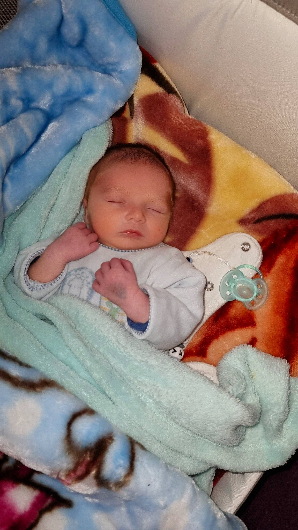 Evan a rejoint le concours — aidez-le/la à gagner de superbes lots ! baby, baby_products, baby_safety, baby_sleeping, baby_toddler_clothing, bedtime, carmine, cheek, child, comfort, face, infant_bed, linens, pattern, person, room, skin, sleep, textile, thumb