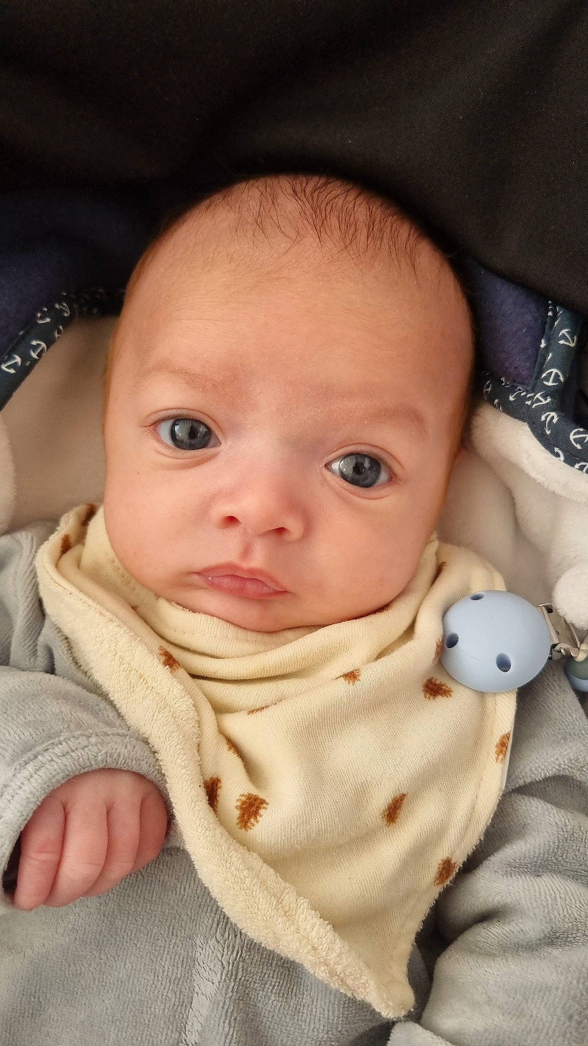 Evan a rejoint le concours — aidez-le/la à gagner de superbes lots ! baby, baby_products, baby_safety, baby_toddler_clothing, cheek, child, collar, comfort, eyelash, finger, happy, iris, linens, lip, mouth, nose, person, sitting, skin, sleeve