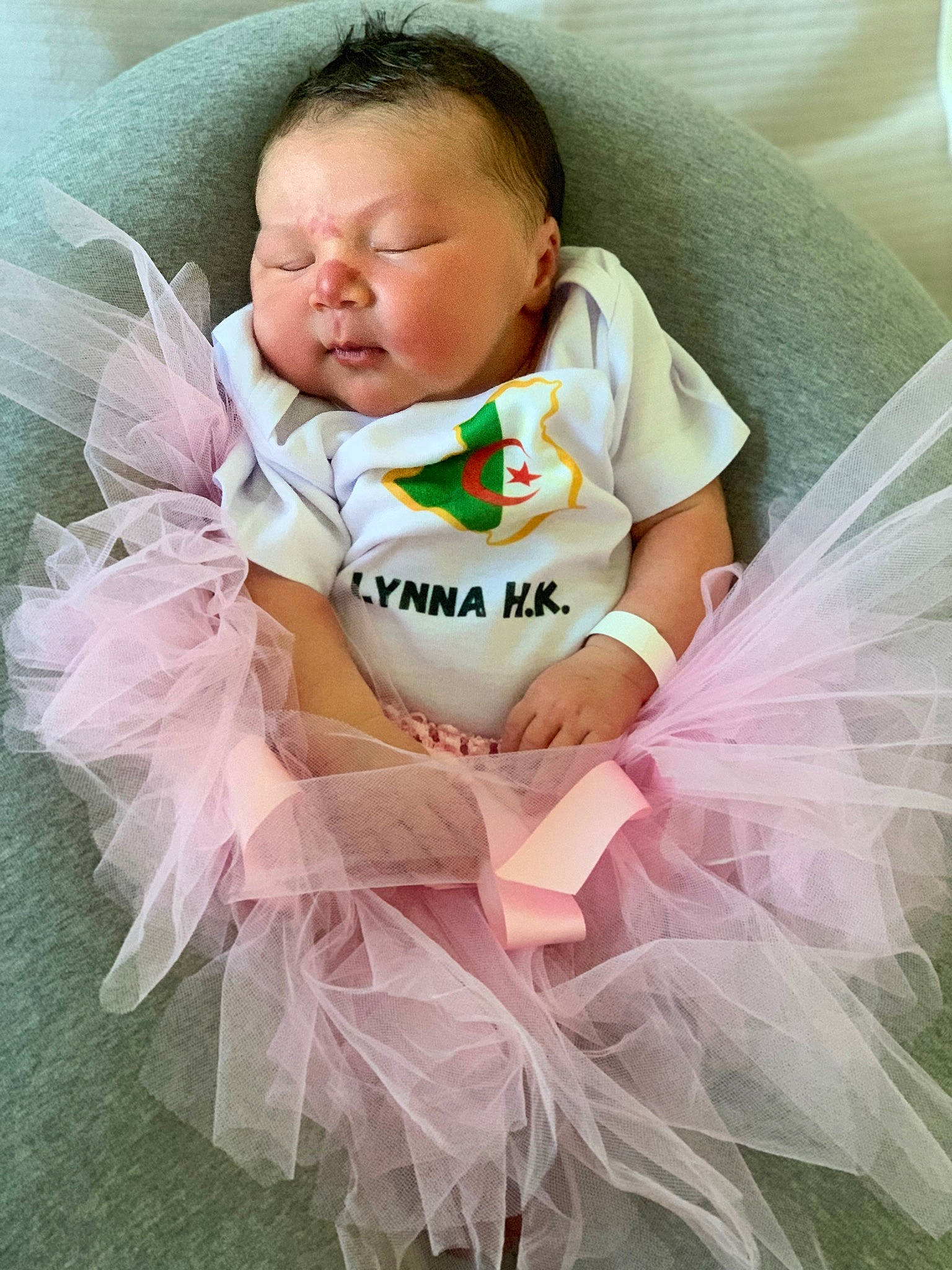 Lynna a rejoint le concours — aidez-le/la à gagner de superbes lots ! baby, baby_products, baby_sleeping, baby_toddler_clothing, ballet_tutu, child, comfort, fashion_accessory, fun, grass, happy, headpiece, iris, linens, magenta, person, pink, play, portrait_photography, sitting