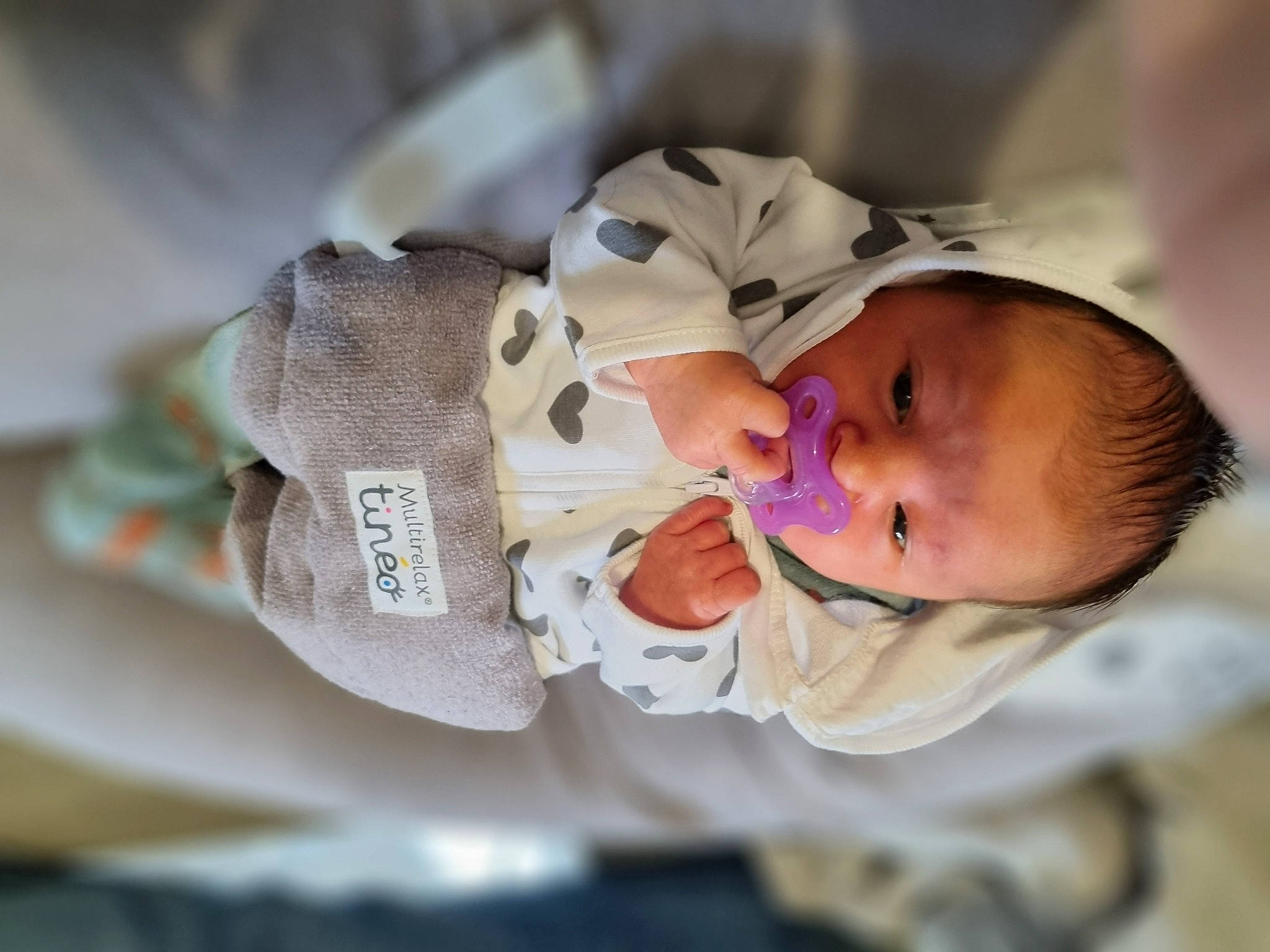 Louna a rejoint le concours — aidez-le/la à gagner de superbes lots ! baby, baby_products, baby_toddler_clothing, bedtime, cheek, child, comfort, happy, linens, nap, person, room, sitting, skin, sleep, sleeve, toddler, tree