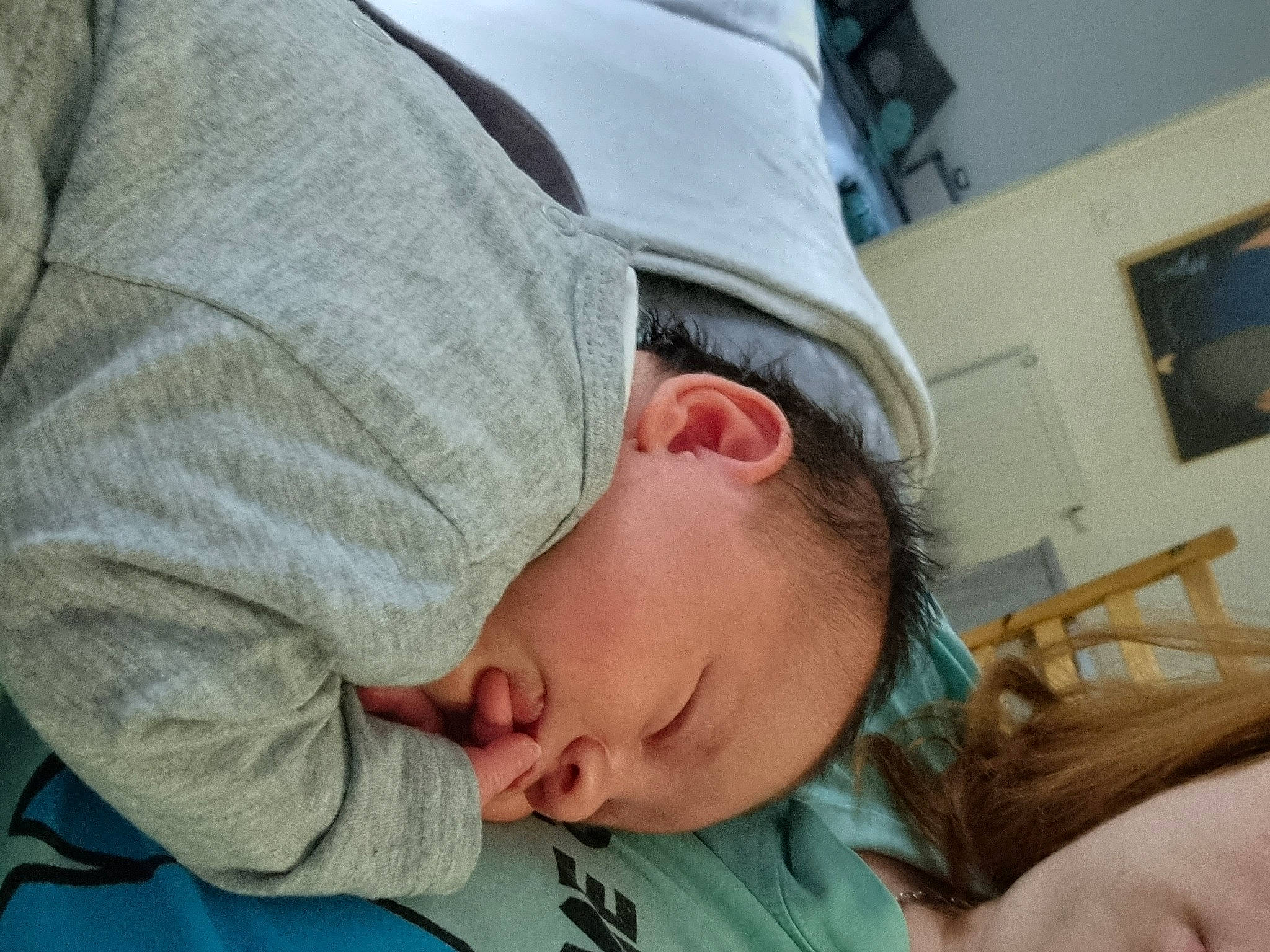 Louna participe au concours pour gagner de l'argent avec cette photo : baby, bedtime, child, comfort, ear, elbow, eyelash, finger, fun, gesture, hat, linens, mouth, nap, nose, person, picture_frame, sleep, sleeve, t_shirt