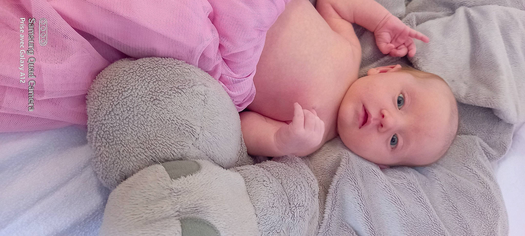 Alexia a rejoint le concours — aidez-le/la à gagner de superbes lots ! arm, baby, cheek, comfort, ear, eye, eyebrow, eyelash, face, gesture, hand, head, human_body, lip, mammal, mouth, neck, nose, person, skin