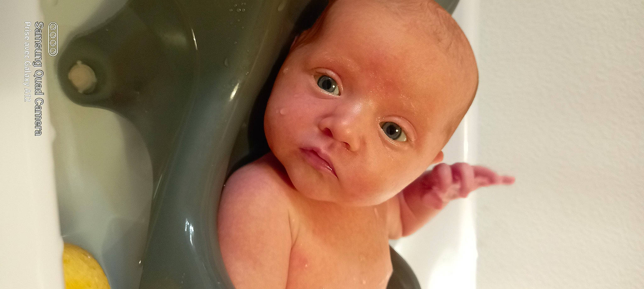 Alexia participe au concours pour gagner de l'argent avec cette photo : baby, baby_bathing, bathing, bathroom, cheek, ear, eyelash, finger, fluid, gesture, hand, human_body, iris, jaw, lip, mouth, neck, nose, person, skin