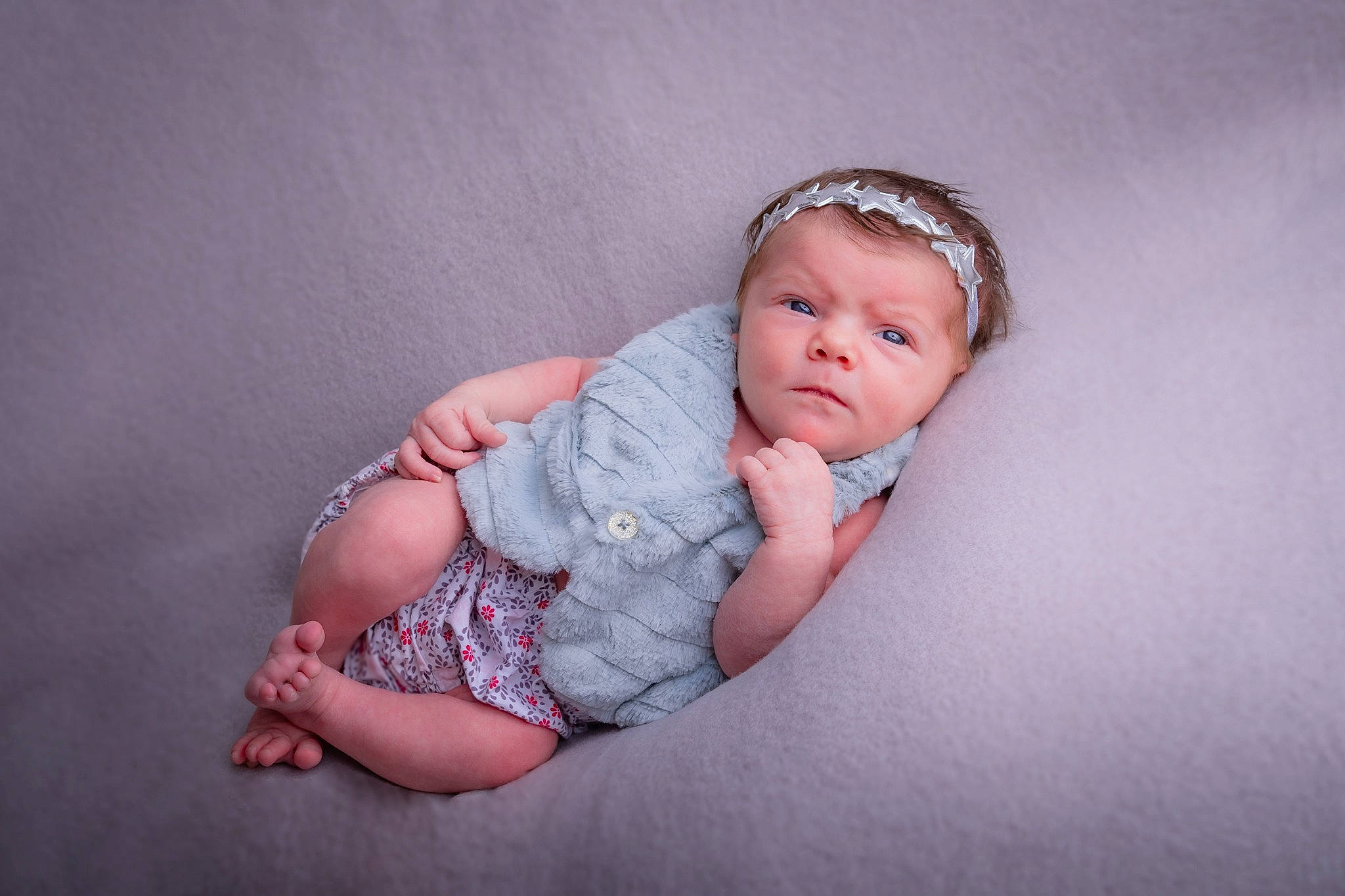 Soline participe au concours pour gagner de l'argent avec cette photo : baby, baby_toddler_clothing, child, comfort, fashion_accessory, flash_photography, flooring, foot, fun, grass, headband, headpiece, human_leg, jewellery, pattern, person, pink, sitting, skin, toddler