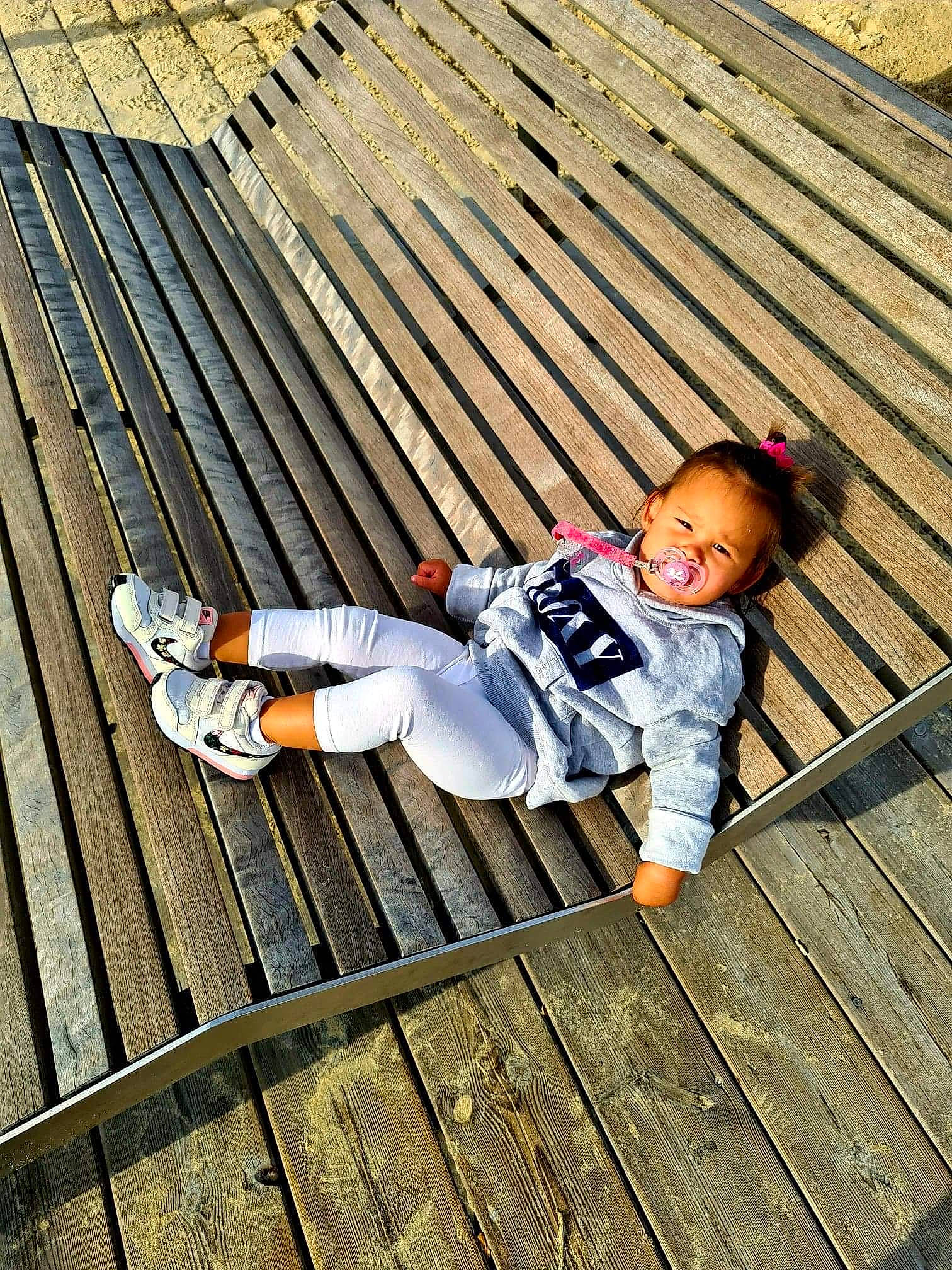 Lou-maï participe au concours pour gagner de l'argent avec cette photo : baby, baby_toddler_clothing, child, child_model, cool, deck, denim, foot, people_in_nature, person, plank, sandal, slipper, toe, walking_shoe, wood_flooring