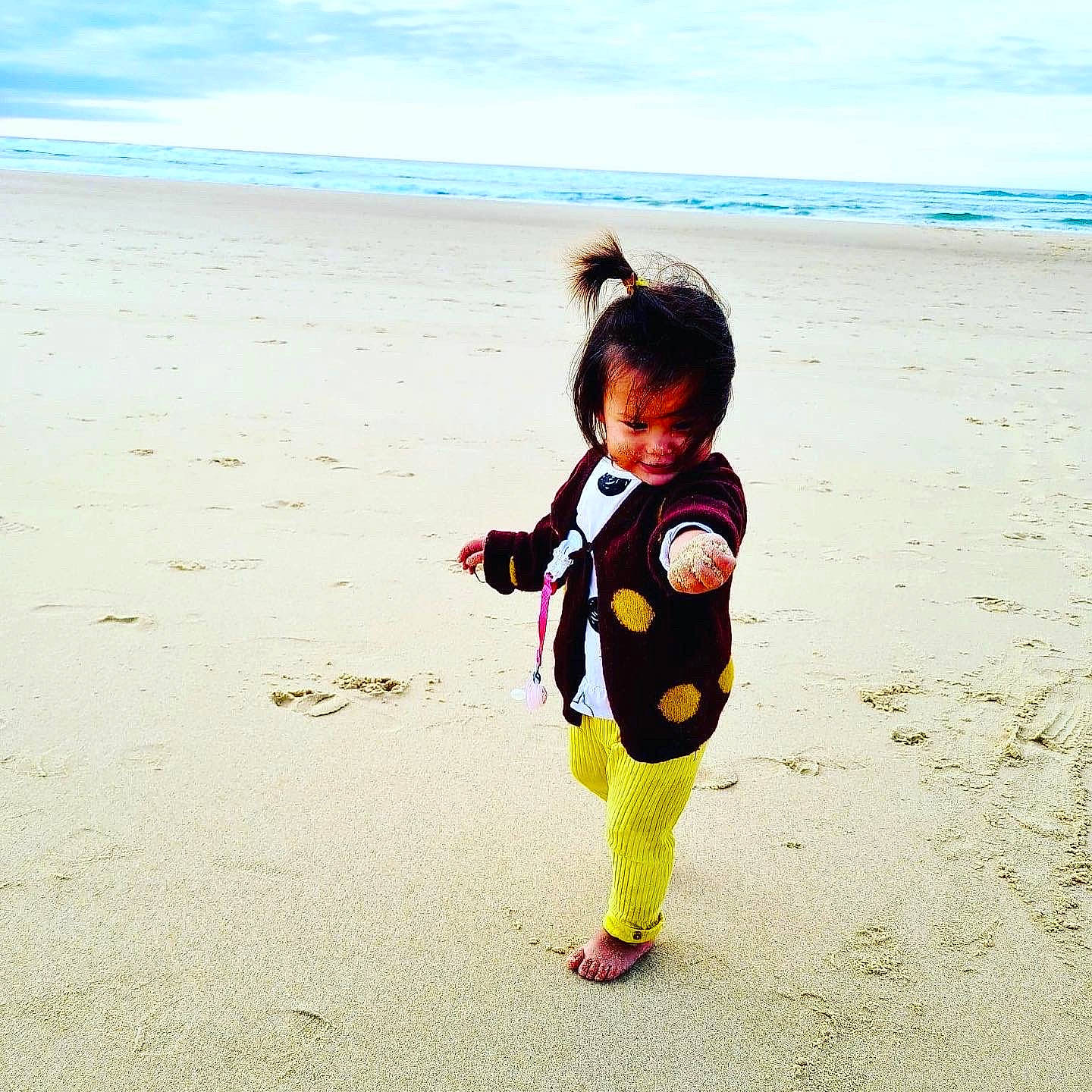 Lou-maï a rejoint le concours — aidez-le/la à gagner de superbes lots ! aqua, baby, baby_toddler_clothing, beach, child, coast, coastal_and_oceanic_landforms, holiday, ocean, people_in_nature, people_on_beach, person, sand, sea, shore, sleeve, summer, toddler, tropics, vacation