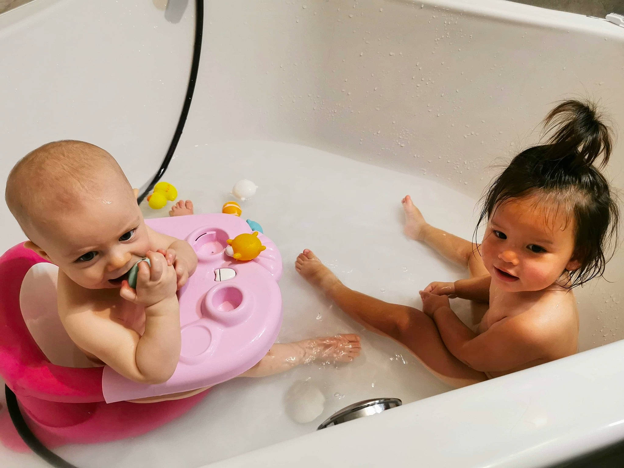 Lou-maï participe au concours pour gagner de l'argent avec cette photo : baby, baby_bathing, baby_products, baby_toddler_clothing, bath_toy, bathing, bathroom, bathtub, beauty, cheek, child, fluid, fun, organ, person, pink, plumbing, product, skin, summer