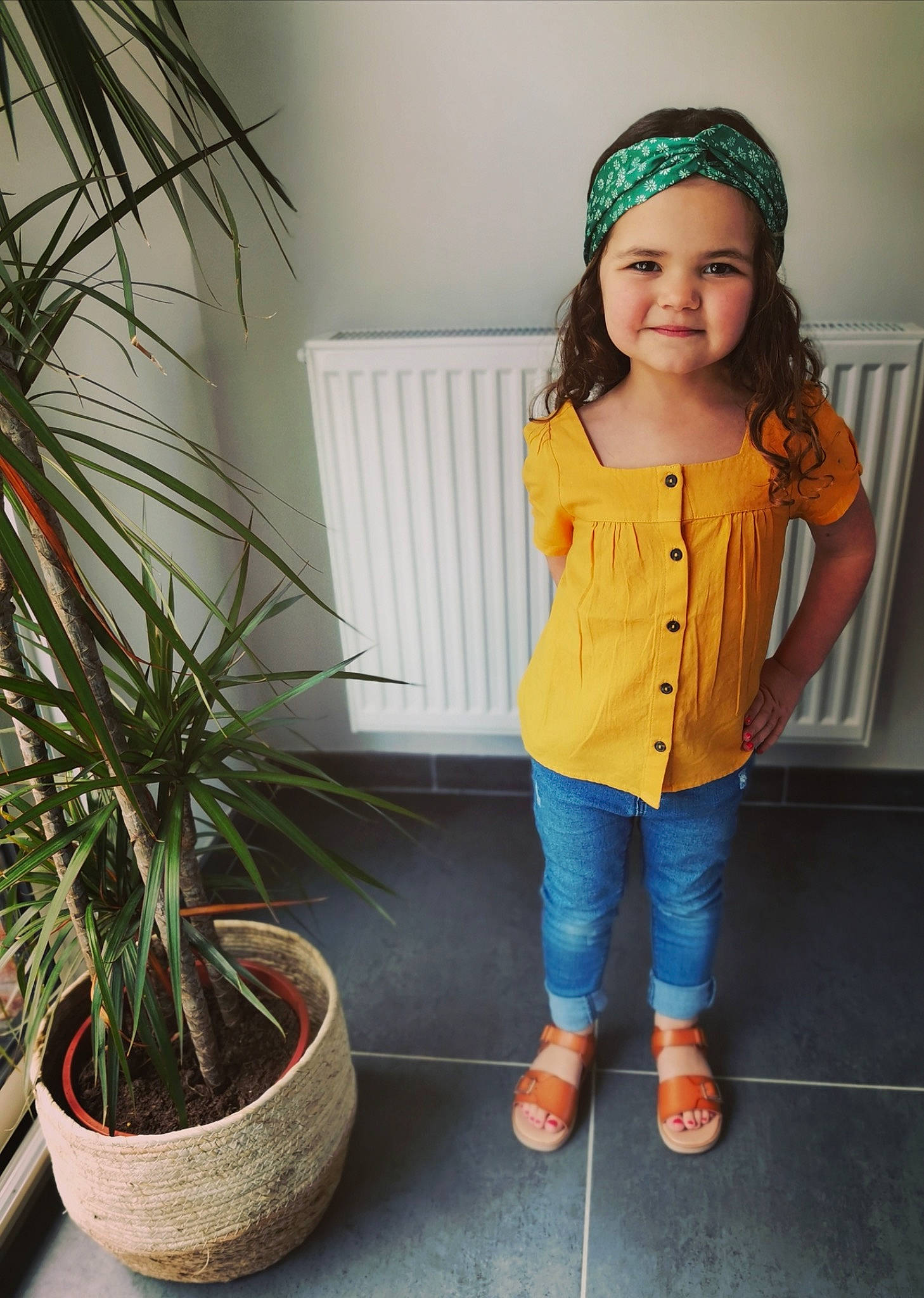 Lisa a rejoint le concours — aidez-le/la à gagner de superbes lots ! baby_toddler_clothing, cap, child, denim, face, flowerpot, footwear, grass, hair, headwear, houseplant, jeans, joy, knit_cap, person, plant, sleeve, smile, street_fashion, t_shirt