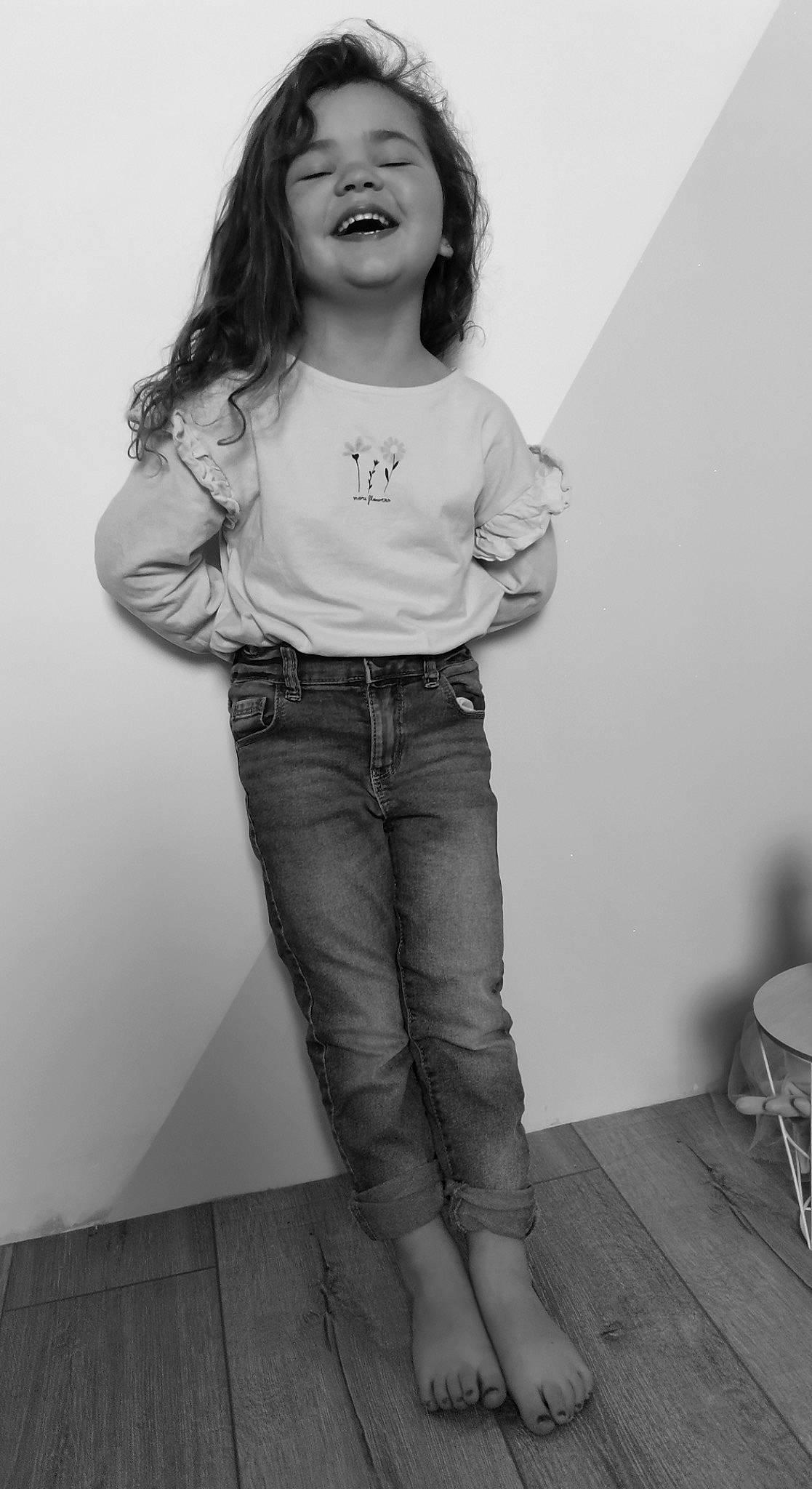 Lisa a rejoint le concours — aidez-le/la à gagner de superbes lots ! arm, black, black_and_white, denim, flash_photography, gesture, grey, hair, hairstyle, happy, jeans, knee, person, shoulder, sleeve, smile, standing, style, thigh, waist