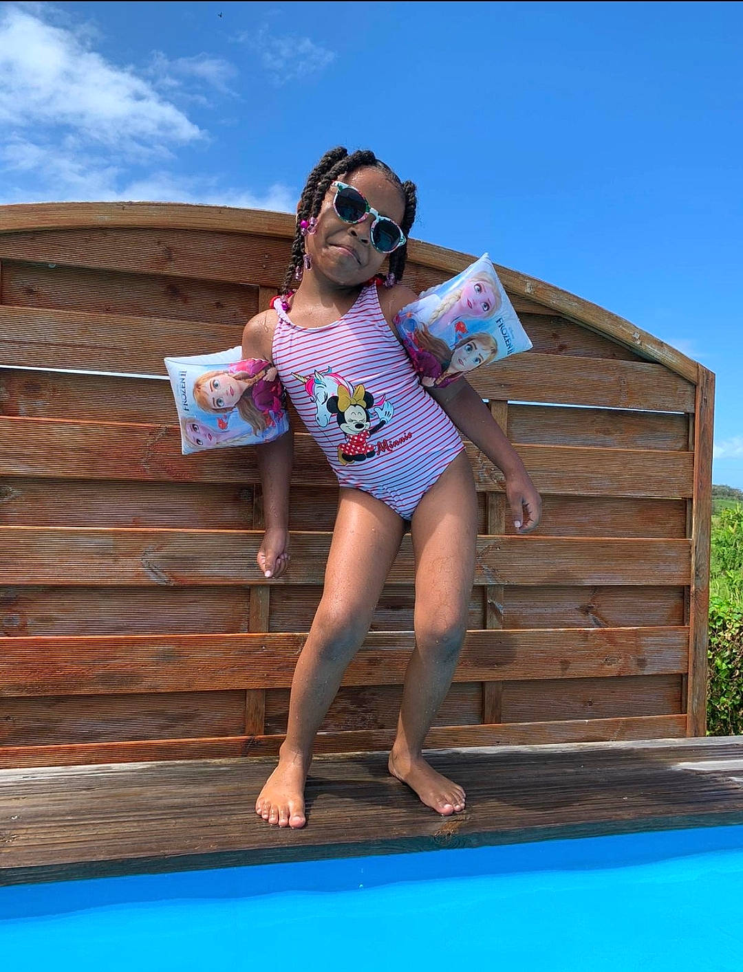 Maïly participe au concours pour gagner de l'argent avec cette photo : aqua, azure, barefoot, blue, electric_blue, eyewear, foot, fun, goggles, happy, human_leg, leisure, light, people_in_nature, person, sky, summer, sunglasses, thigh, vision_care