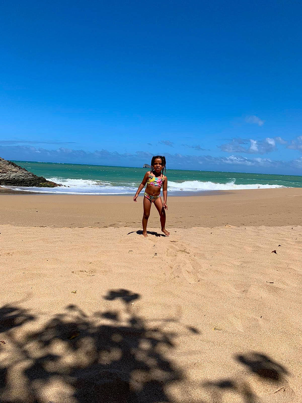 Maïly a rejoint le concours — aidez-le/la à gagner de superbes lots ! azure, beach, cloud, coastal_and_oceanic_landforms, ecoregion, fun, happy, horizon, lake, landscape, leg, leisure, people_in_nature, people_on_beach, person, sand, sky, sunlight, thigh, travel