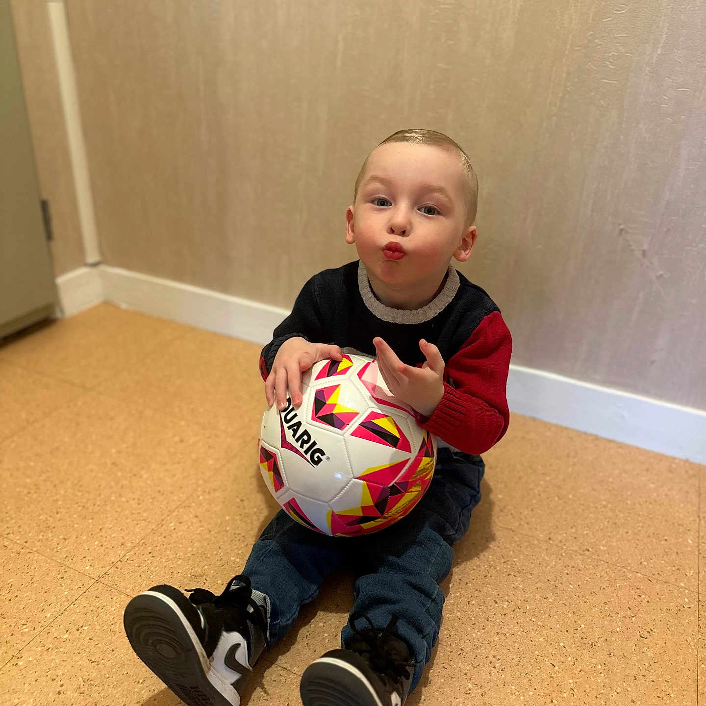 Naël participe au concours pour gagner de l'argent avec cette photo : ball, boy, child, clothing, face, football, footwear, head, jeans, male, pants, person, photography, portrait, shoe, sitting, soccer, soccerball, sphere, sport