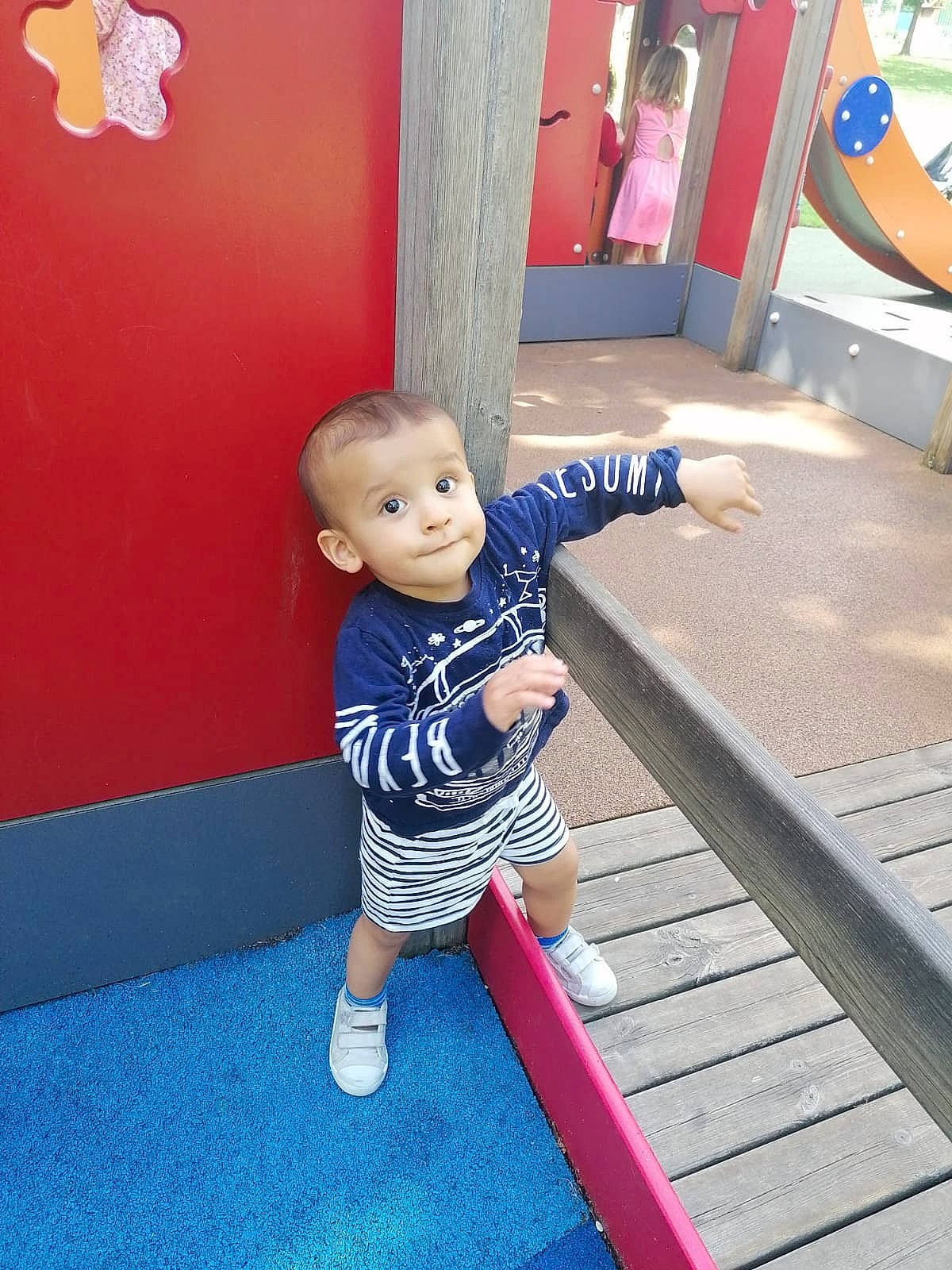 Yssa participe au concours pour gagner de l'argent avec cette photo : baby, baby_toddler_clothing, beauty, child, electric_blue, floor, flooring, fun, happy, human_leg, joint, leisure, person, product, recreation, red, sleeve, smile, thigh, toddler